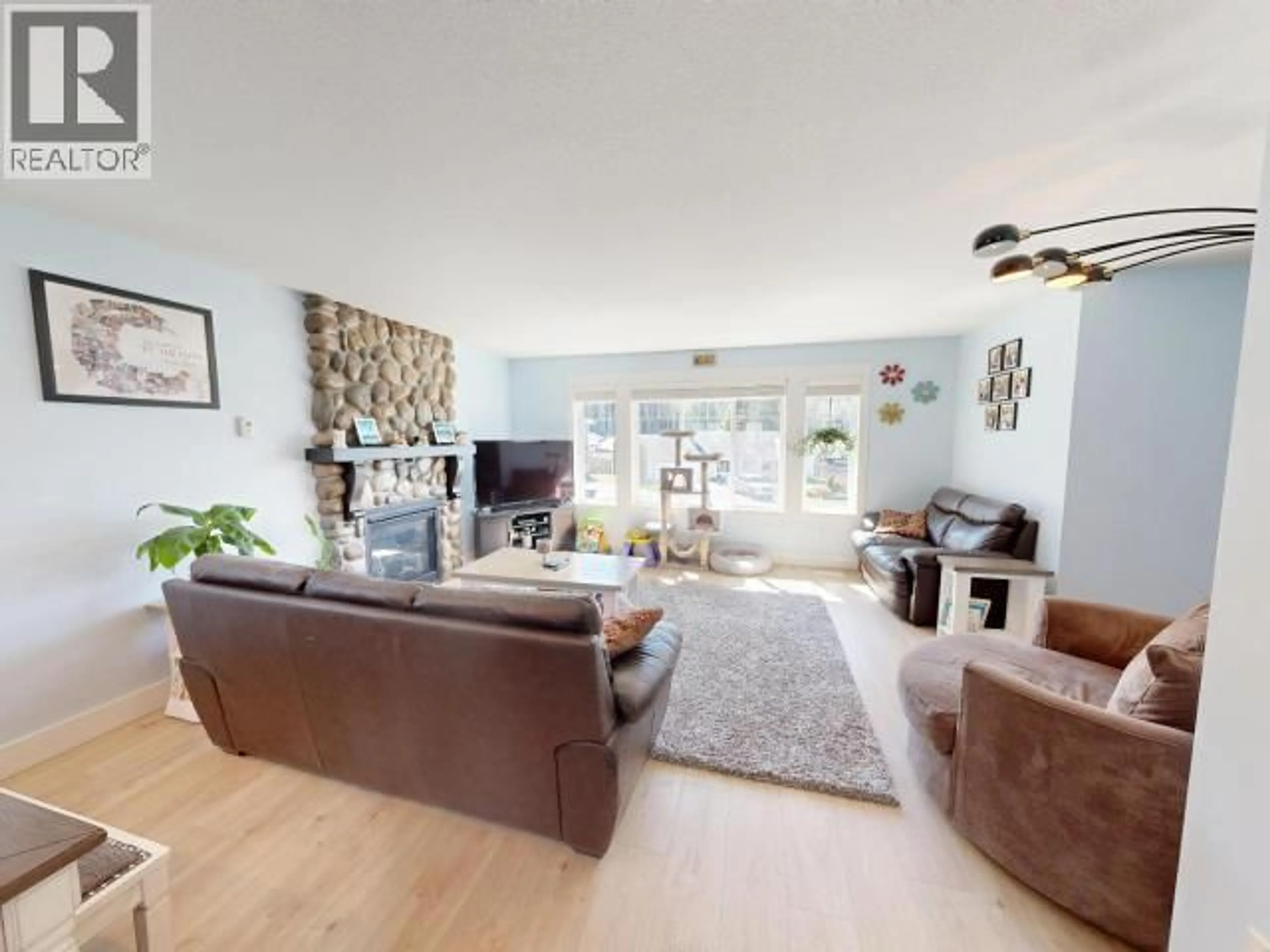Living room with furniture, floor is not visible for 7348 LASQUETI WAY, Powell River British Columbia