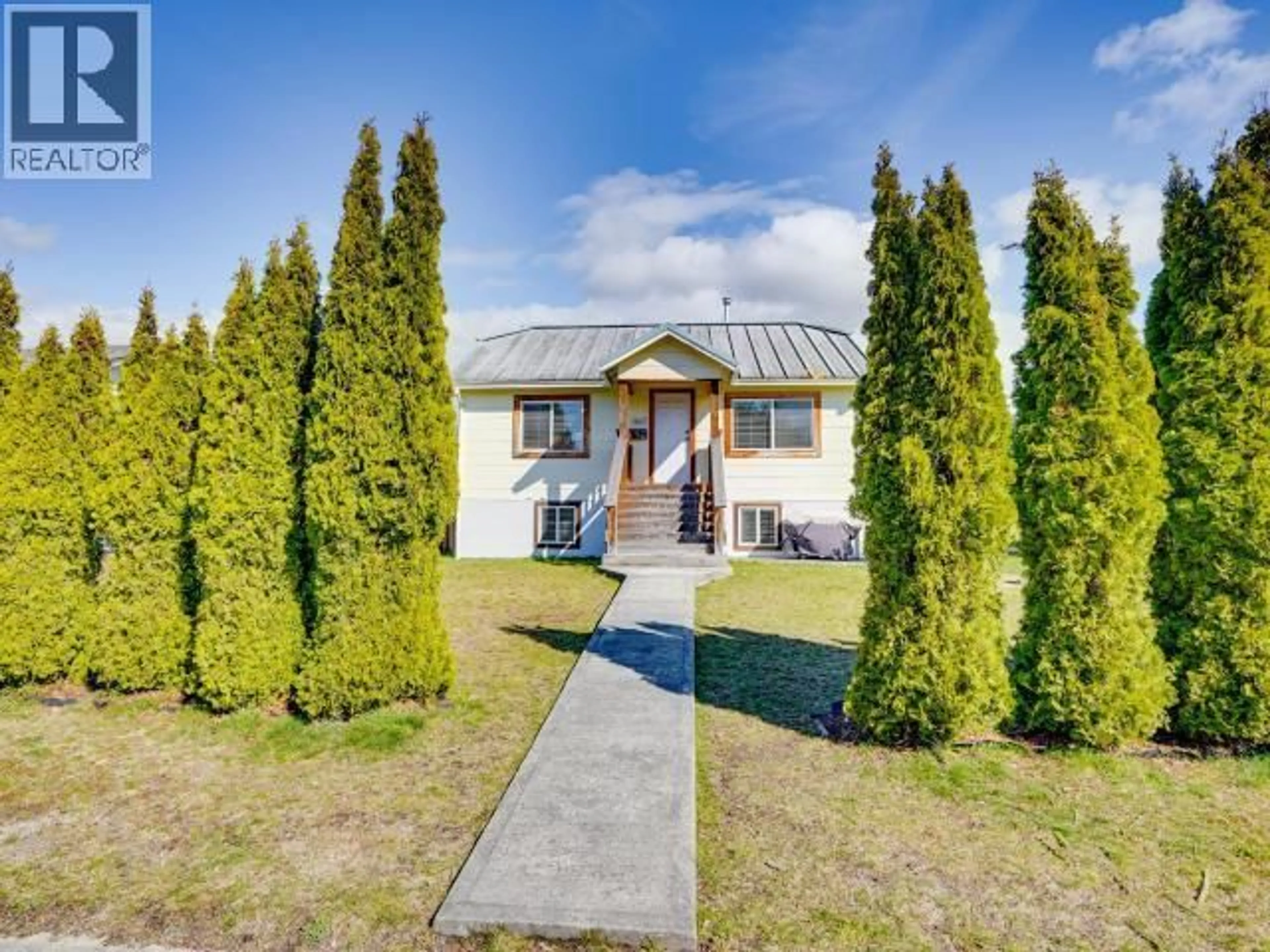 A pic from outside/outdoor area/front of a property/back of a property/a pic from drone, building for 4212 MANSON AVE, Powell River British Columbia V8A3M6