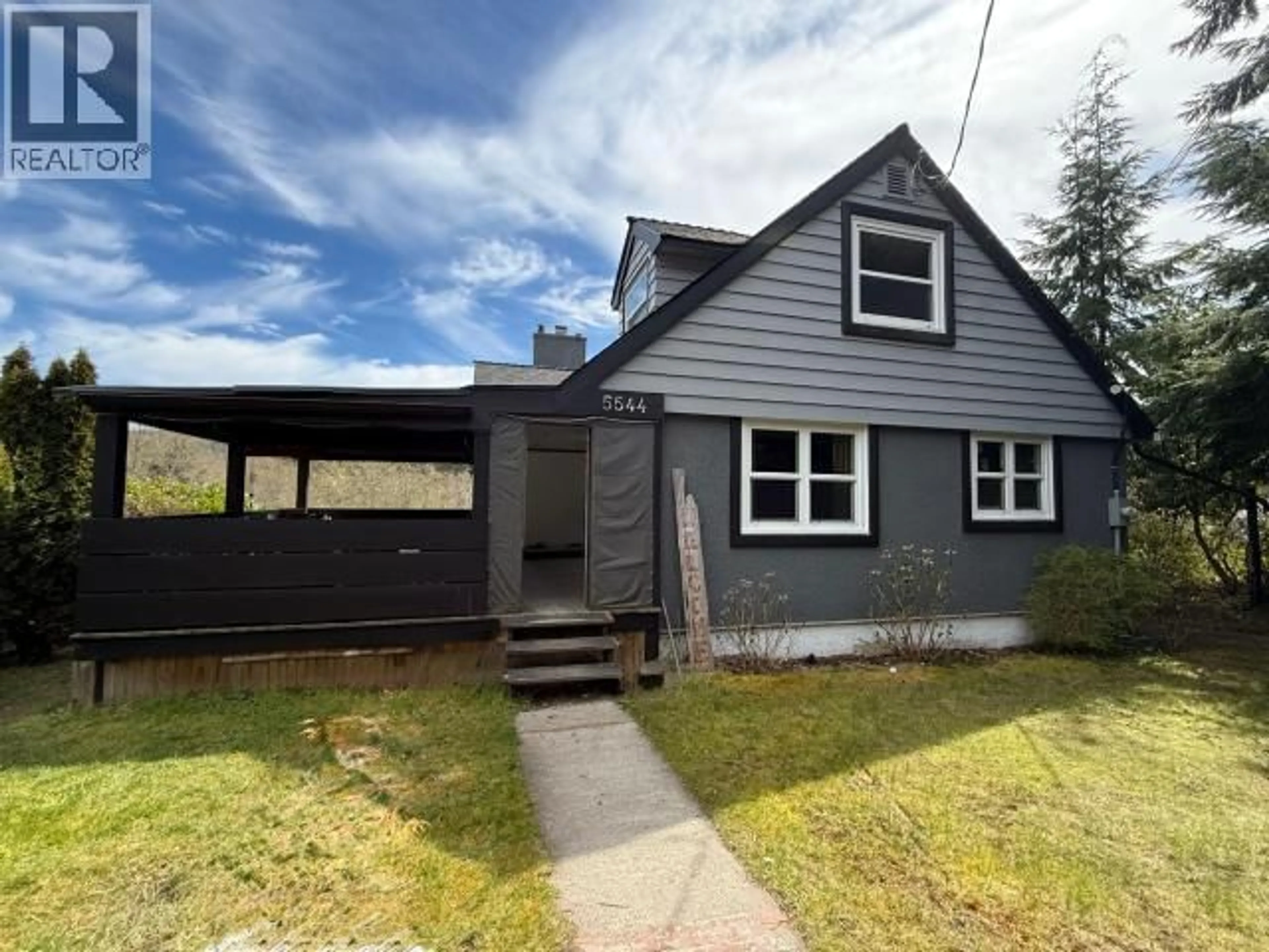 A pic from outside/outdoor area/front of a property/back of a property/a pic from drone, street for 5544 PARK AVE, Powell River British Columbia