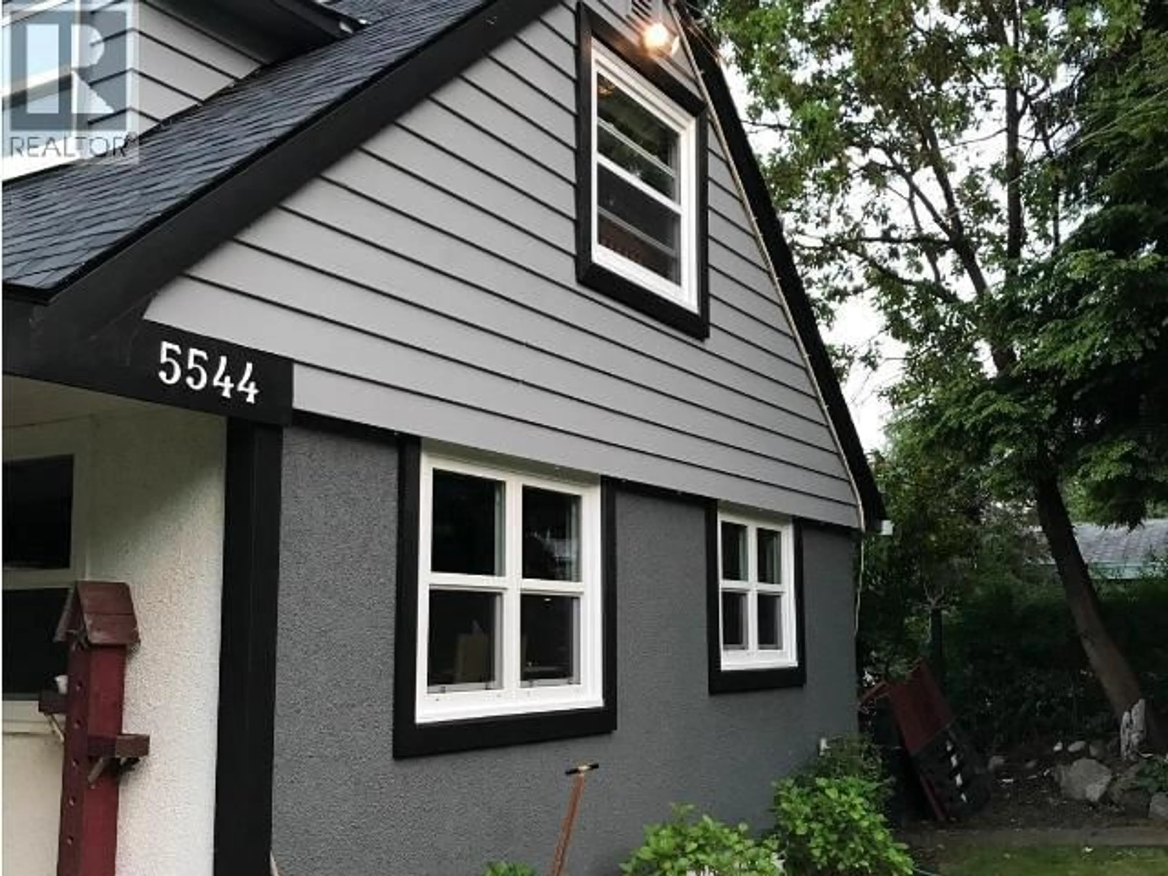 Home with vinyl exterior material, street for 5544 PARK AVE, Powell River British Columbia