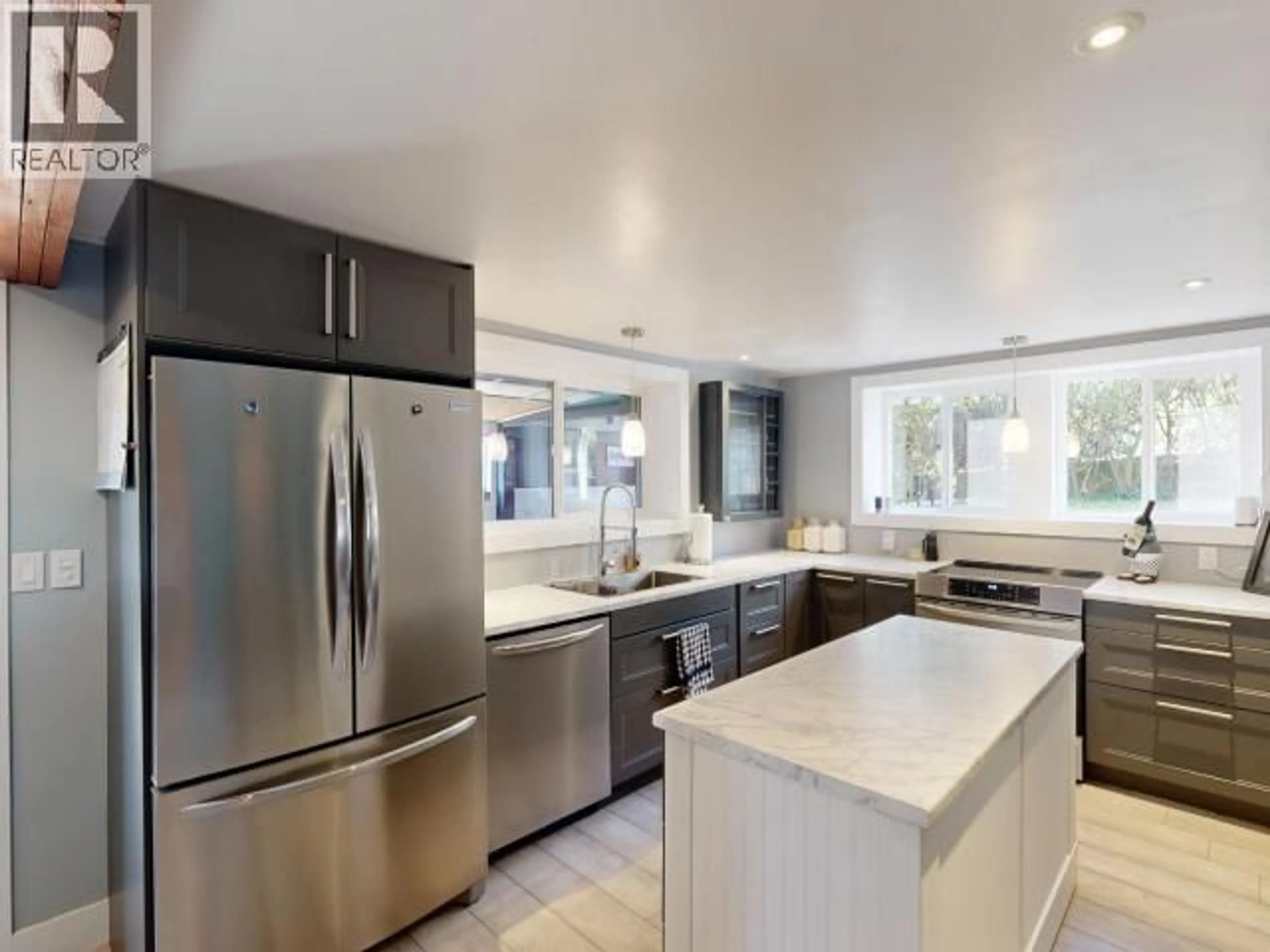 Contemporary kitchen, ceramic/tile floor for 5544 PARK AVE, Powell River British Columbia