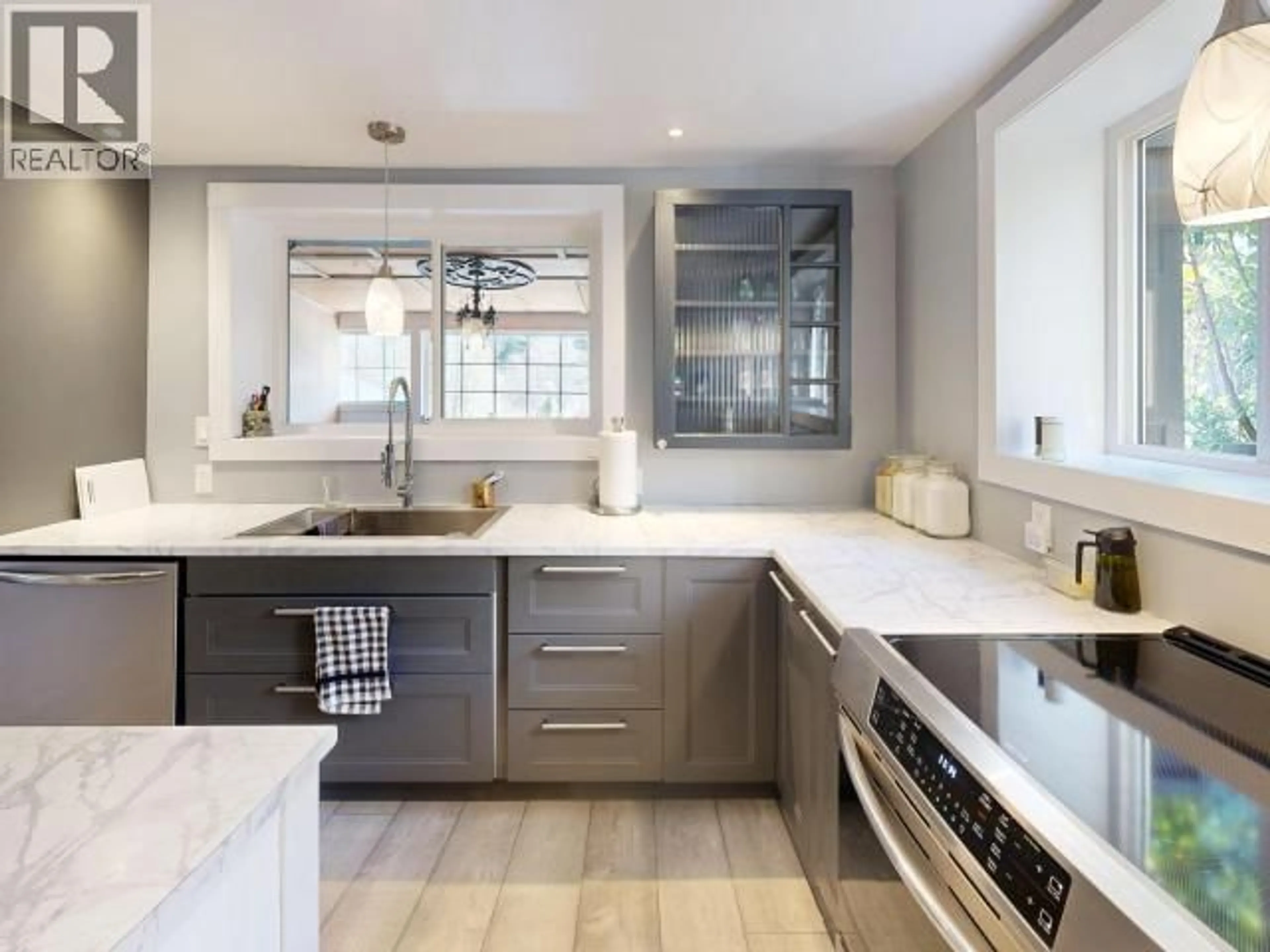 Contemporary kitchen, unknown for 5544 PARK AVE, Powell River British Columbia