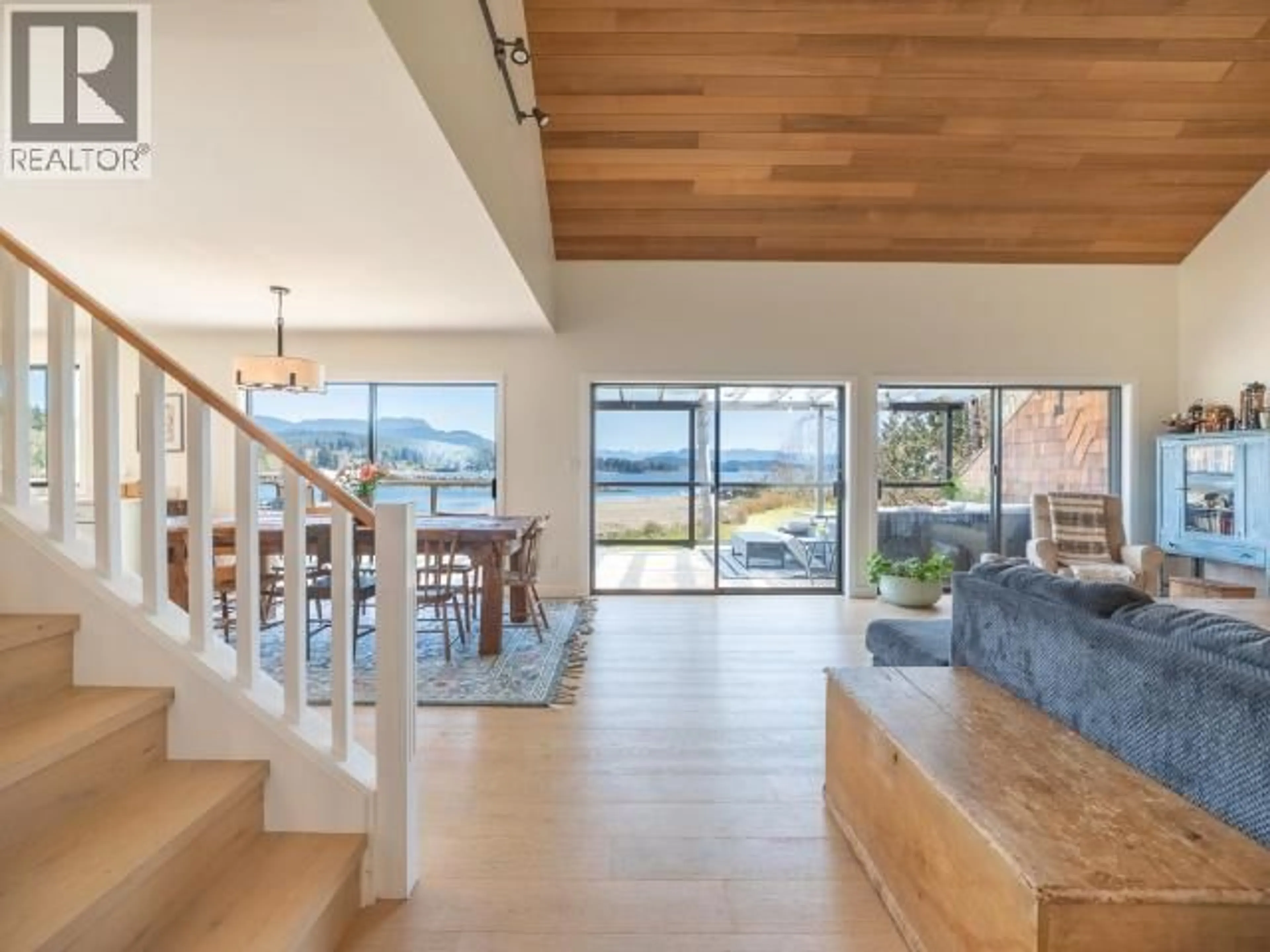 Indoor foyer for 2084 MAHOOD ROAD, Powell River British Columbia V8A0L3