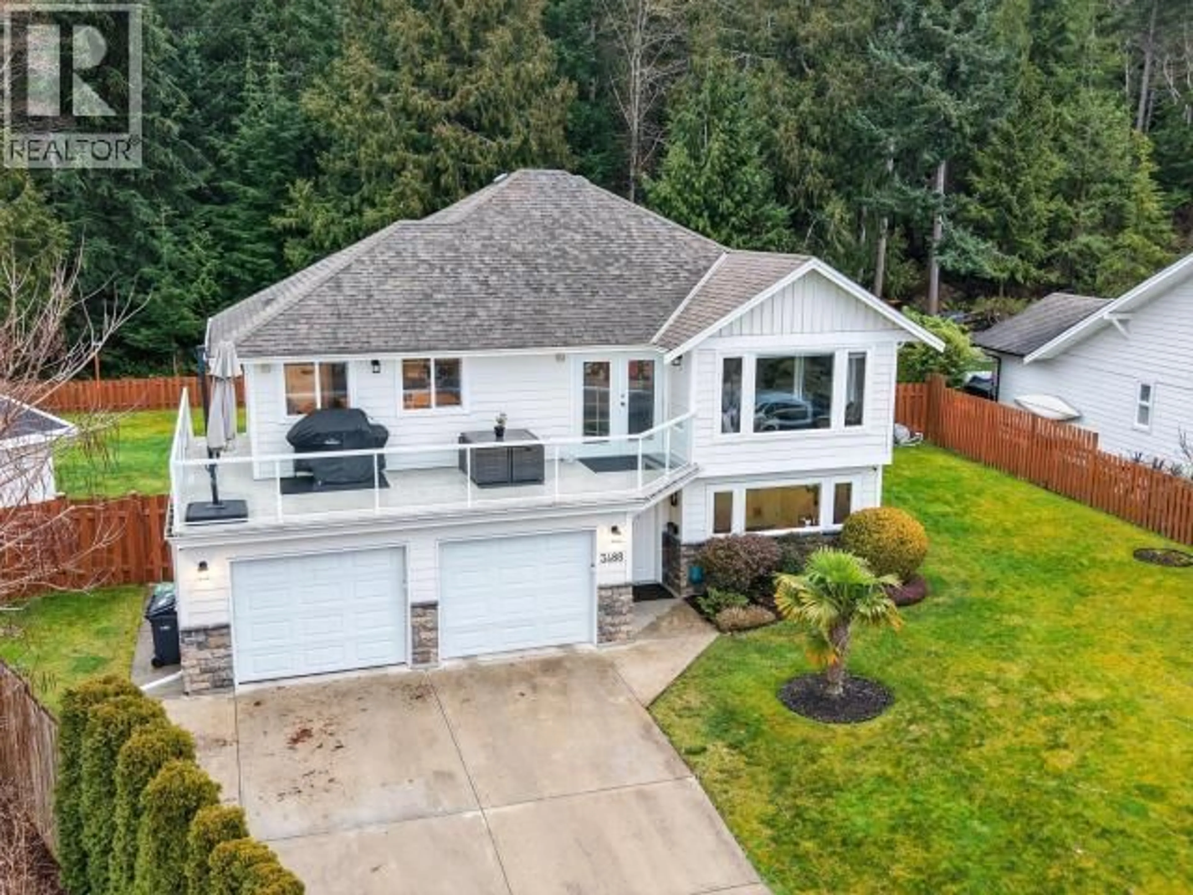 A pic from outside/outdoor area/front of a property/back of a property/a pic from drone, unknown for 3488 MACKENZIE AVE, Powell River British Columbia V8A5G2