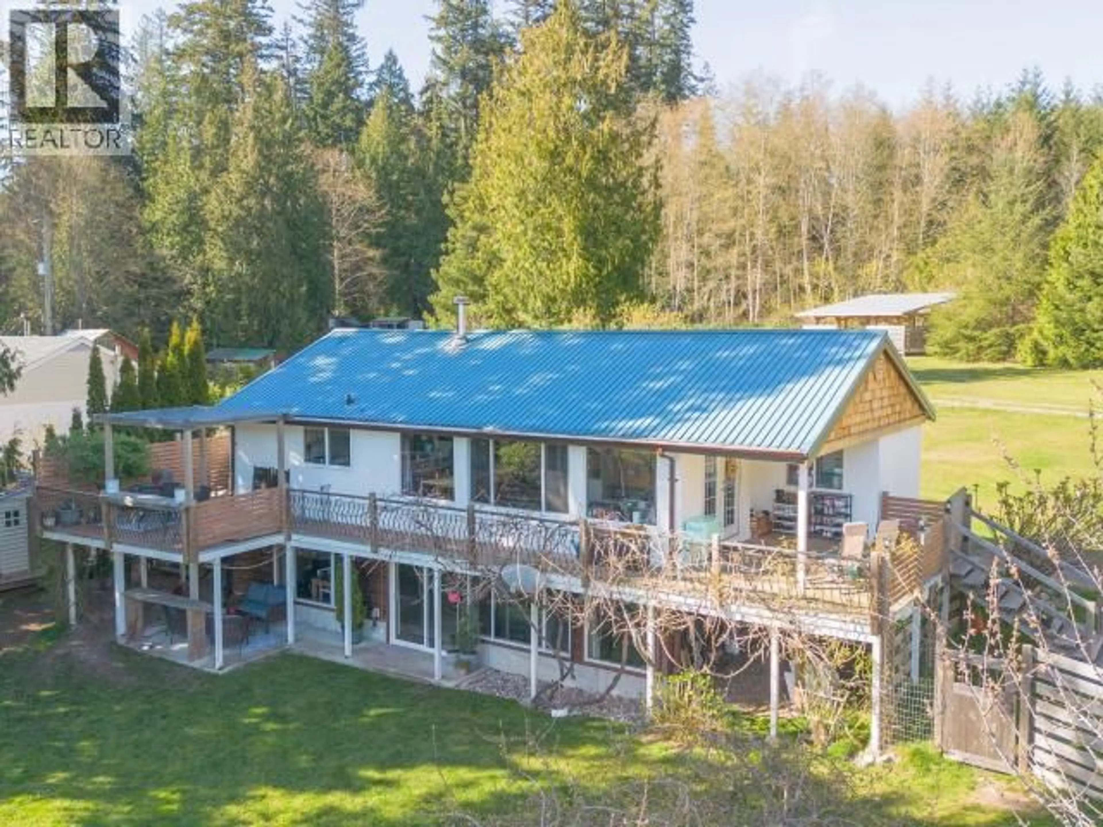 A pic from outside/outdoor area/front of a property/back of a property/a pic from drone, unknown for 1819 ROBERTS ROAD, Powell River British Columbia V8A0M5