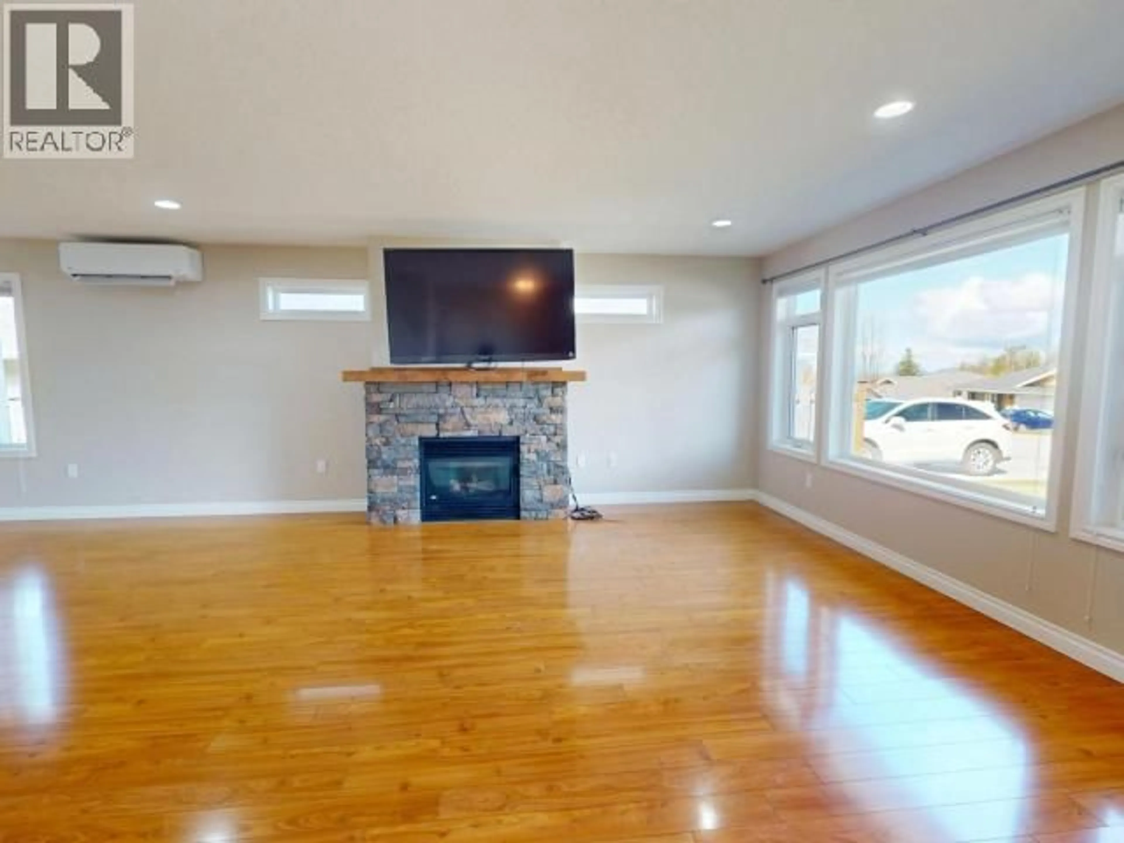 Living room with furniture, wood/laminate floor for 7358 GLACIER STREET, Powell River British Columbia V8A5V2