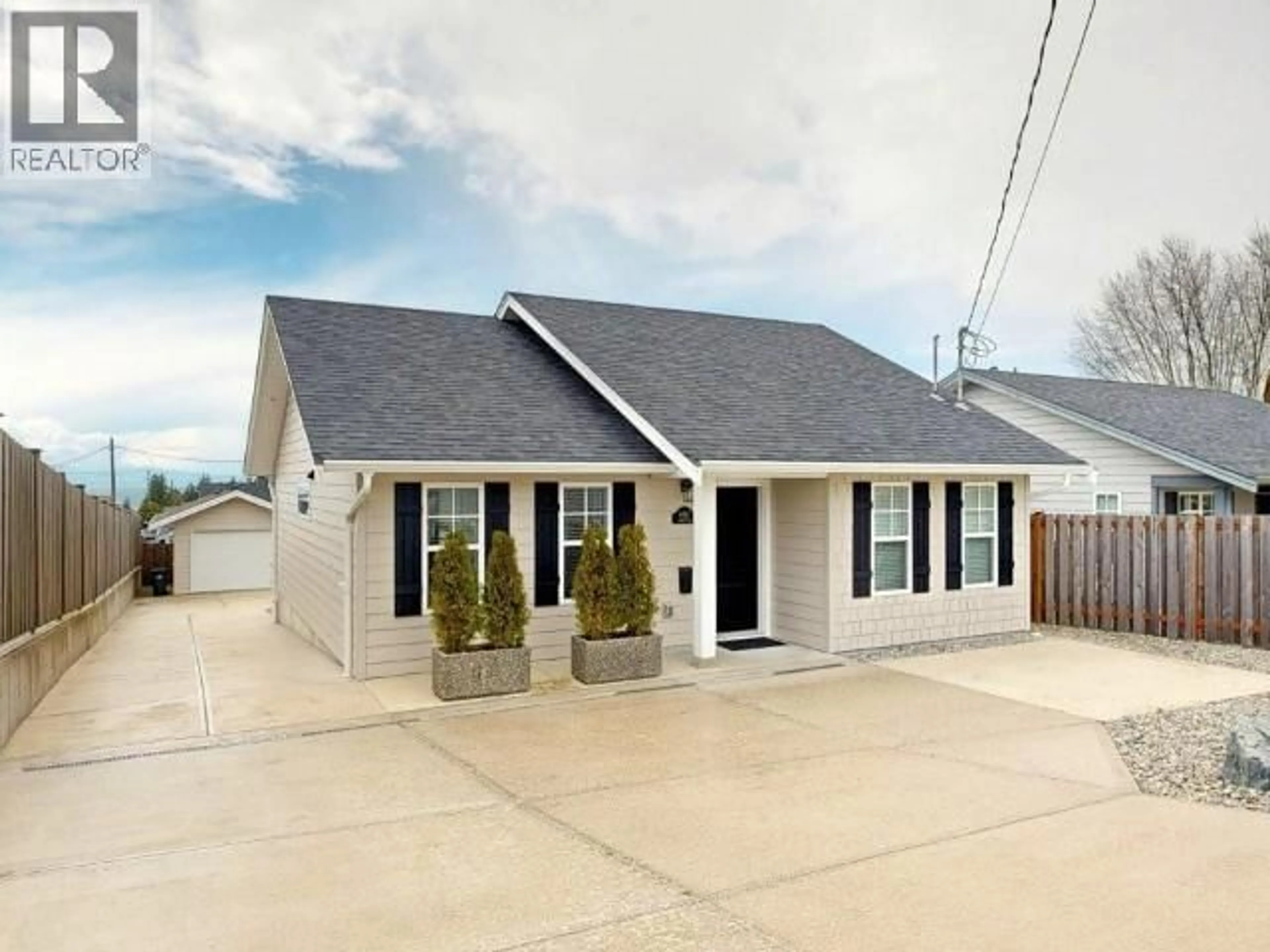 Home with vinyl exterior material, street for 4511 MANSON AVE, Powell River British Columbia V8A3N3