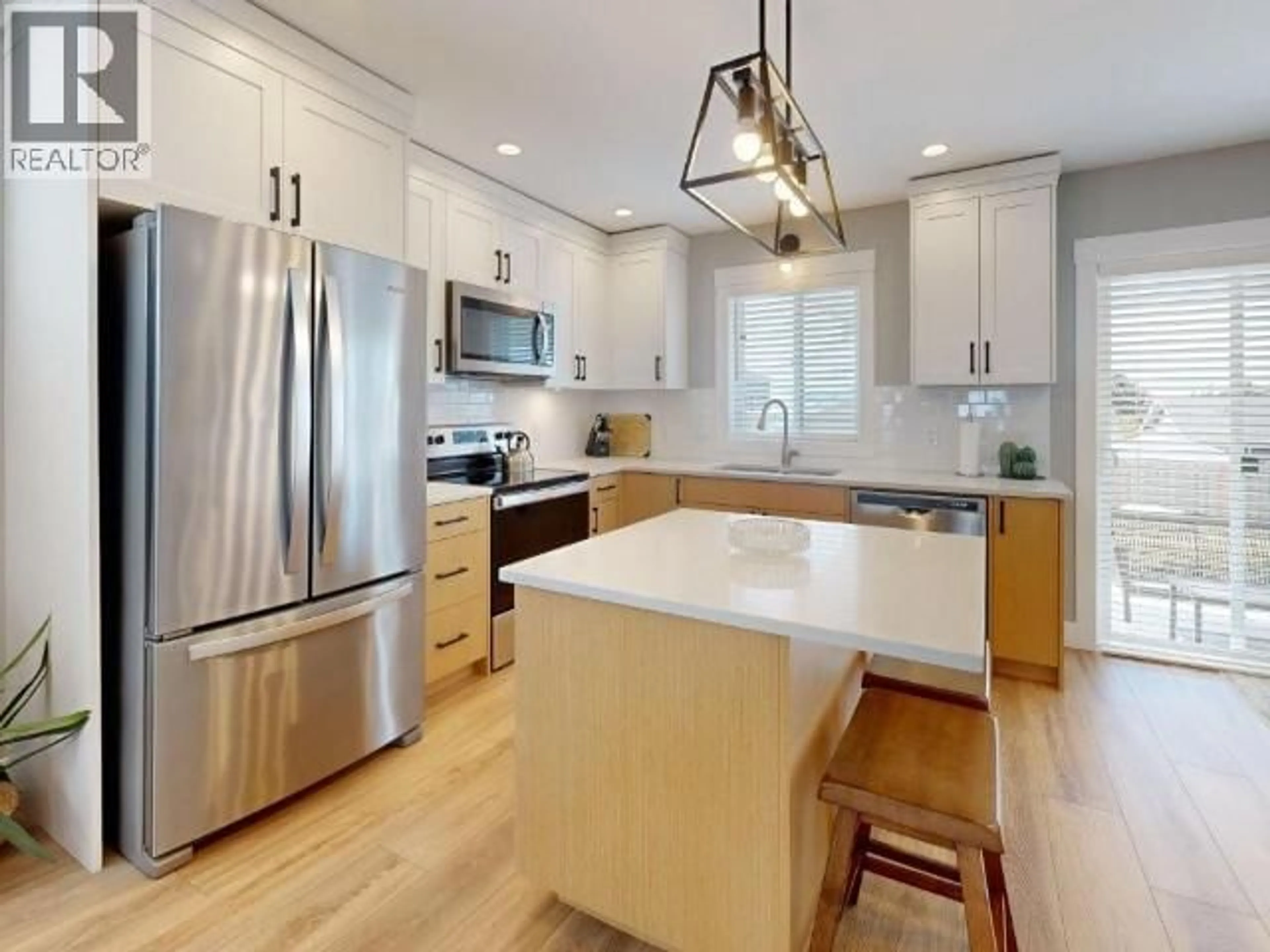 Open concept kitchen, unknown for 4511 MANSON AVE, Powell River British Columbia V8A3N3