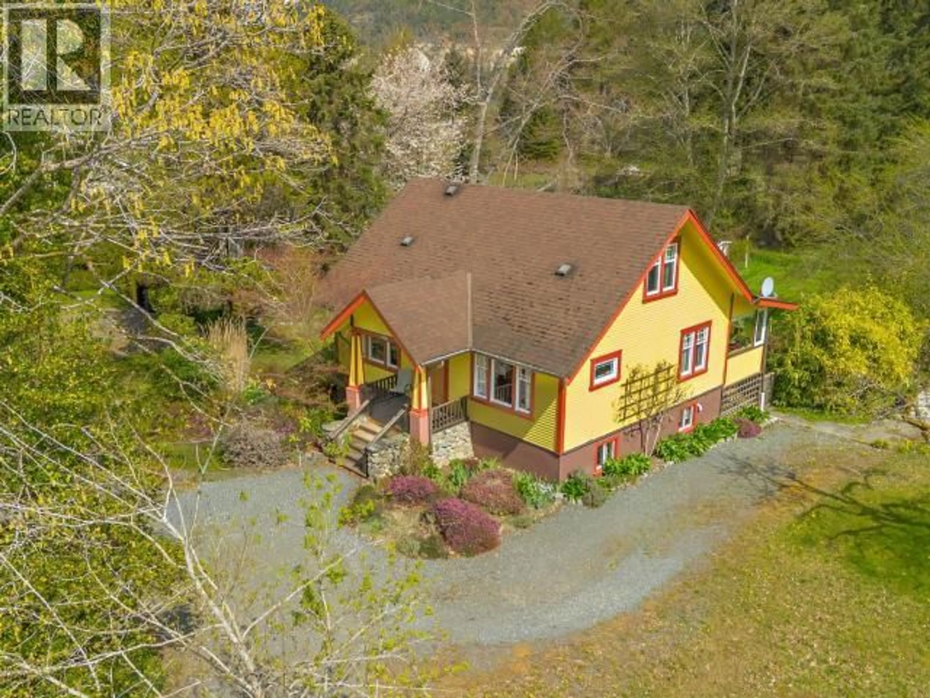 A pic from outside/outdoor area/front of a property/back of a property/a pic from drone, street for 5394 MANSON AVE, Powell River British Columbia V8A3P4