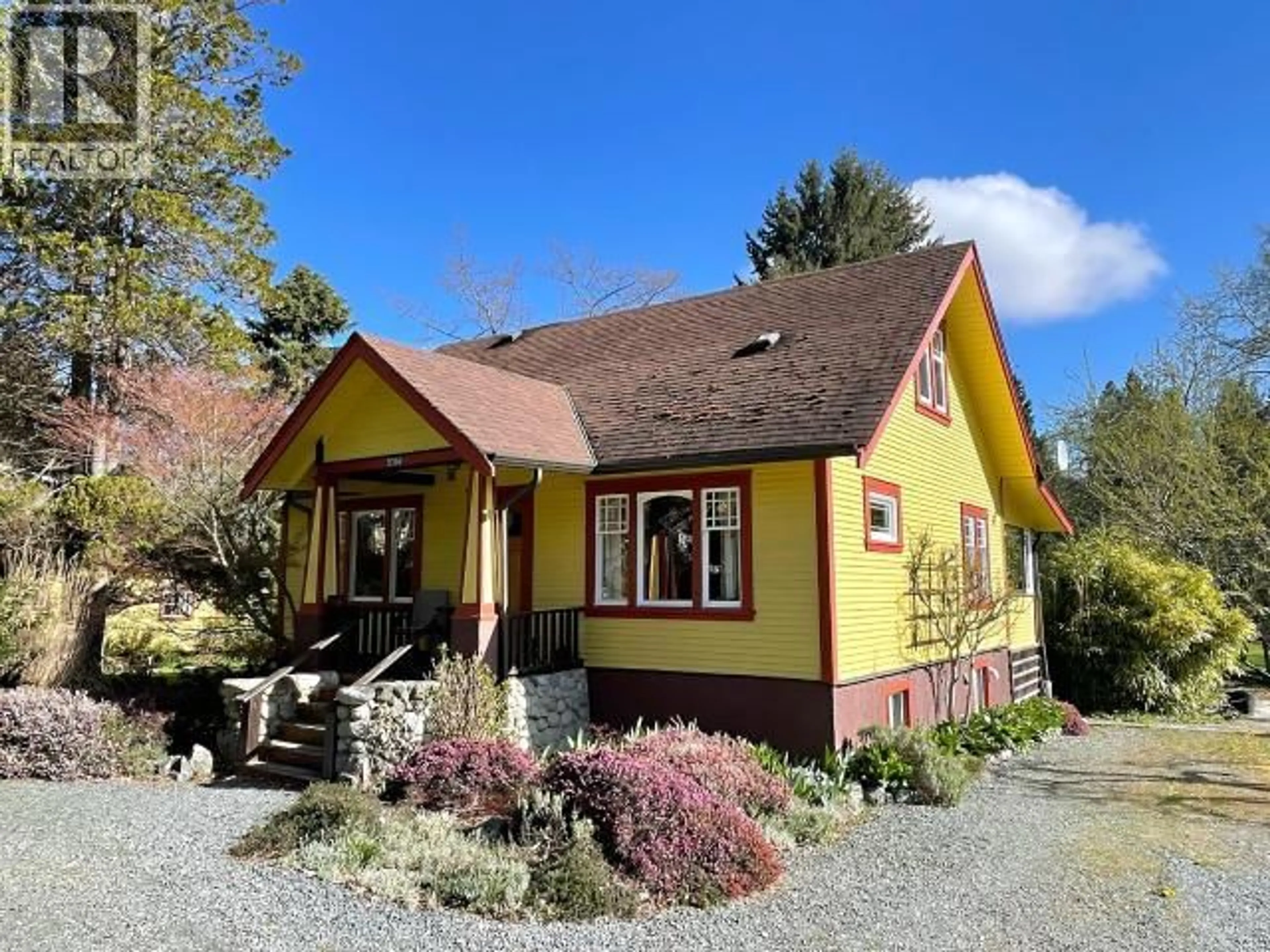A pic from outside/outdoor area/front of a property/back of a property/a pic from drone, street for 5394 MANSON AVE, Powell River British Columbia V8A3P4