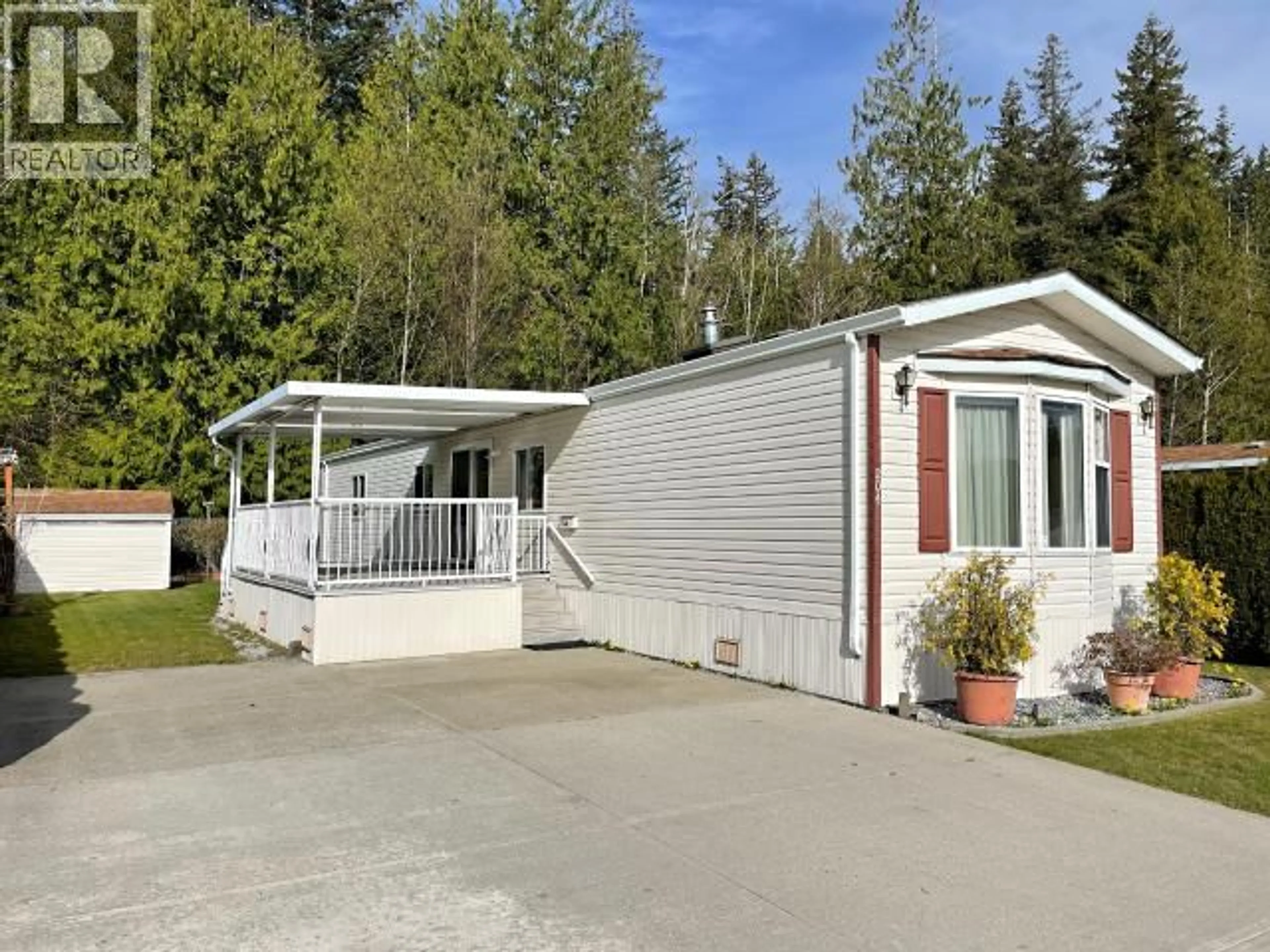 Home with vinyl exterior material, street for 204 - 7575 DUNCAN STREET, Powell River British Columbia V8A5L1