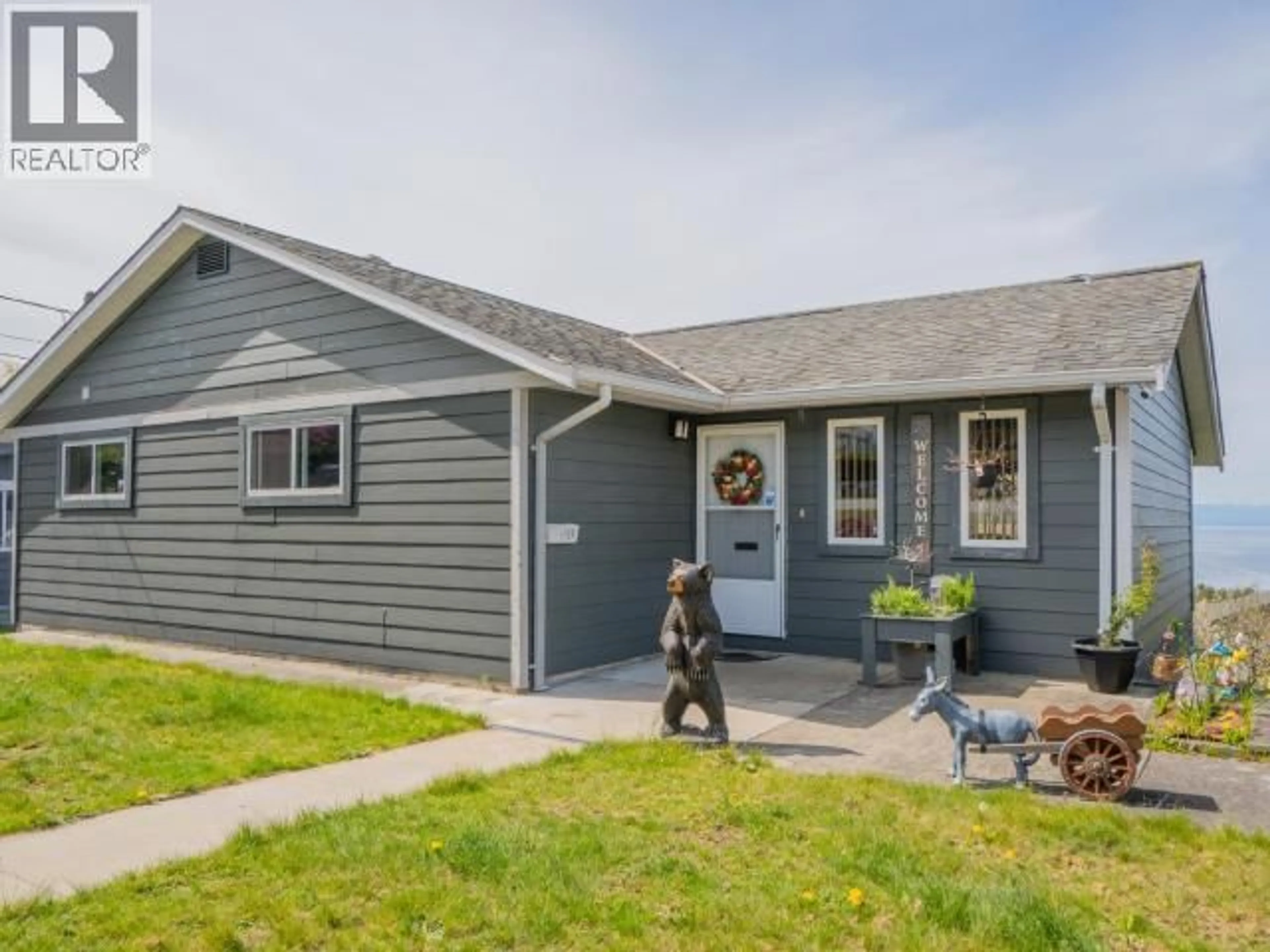 Home with vinyl exterior material, street for 4263 ONTARIO AVE, Powell River British Columbia V8A5A9