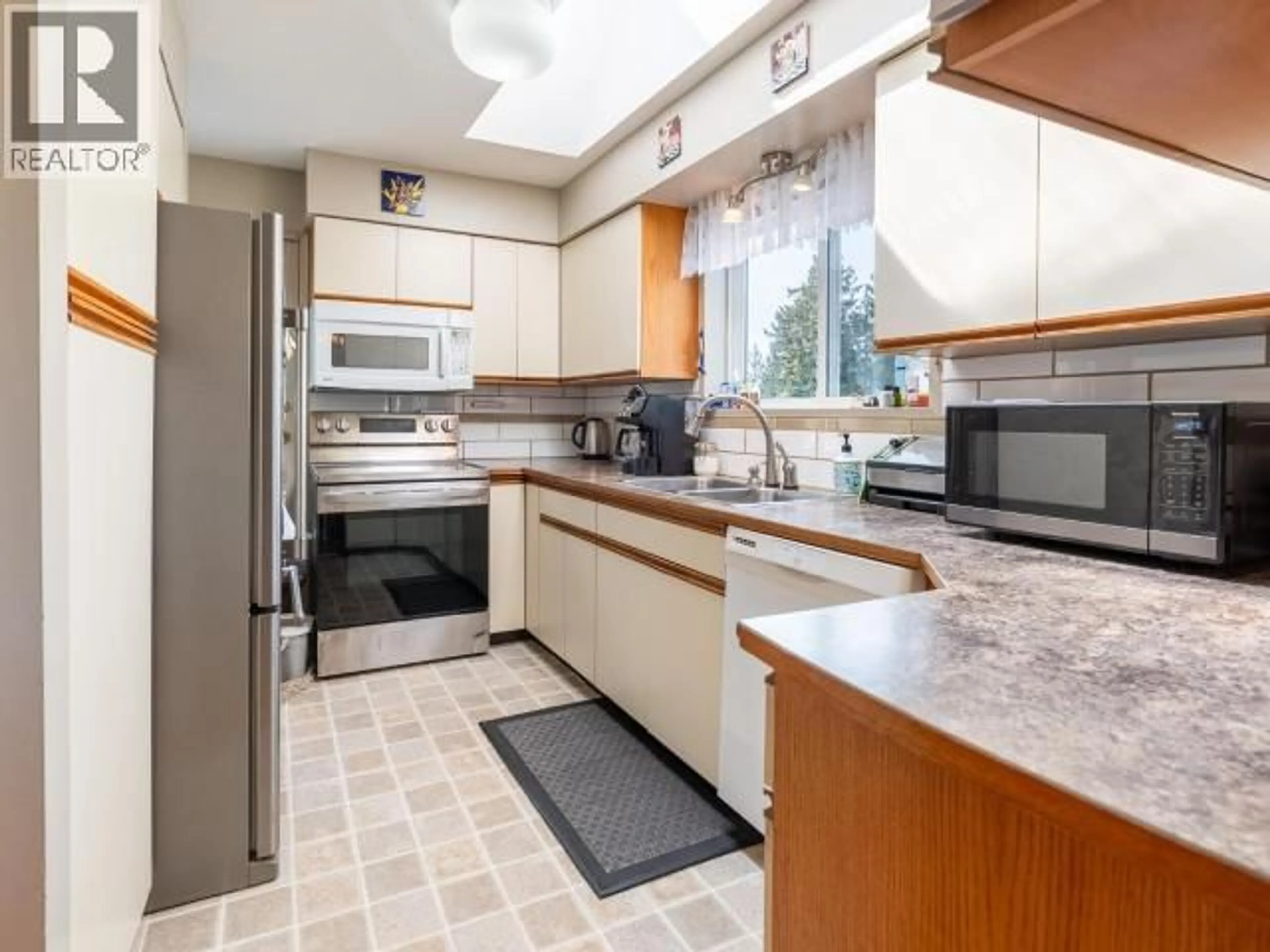 Standard kitchen, ceramic/tile floor for 4263 ONTARIO AVE, Powell River British Columbia V8A5A9