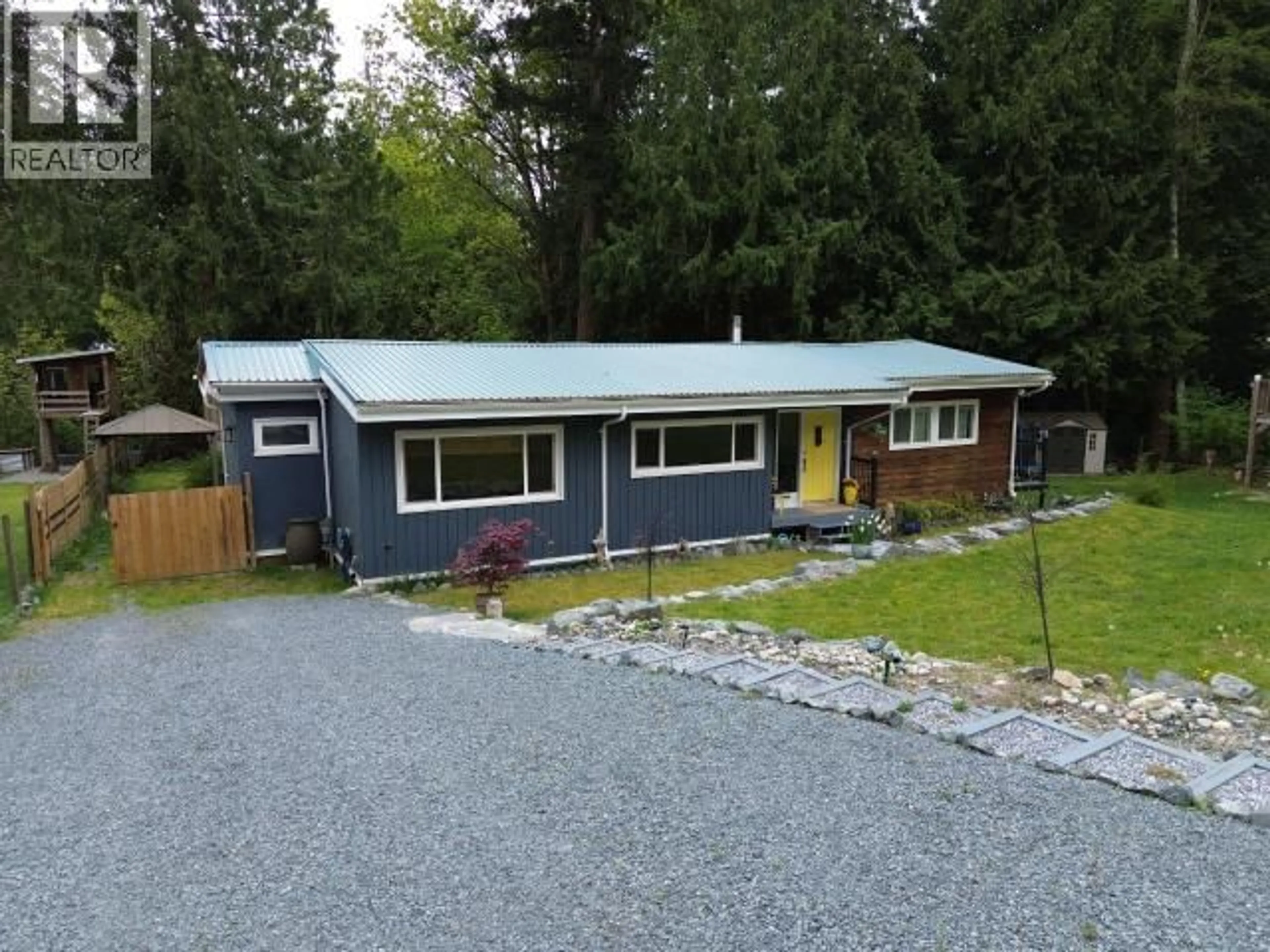 A pic from outside/outdoor area/front of a property/back of a property/a pic from drone, unknown for 8013 CENTENNIAL DRIVE, Powell River British Columbia V8A0S4