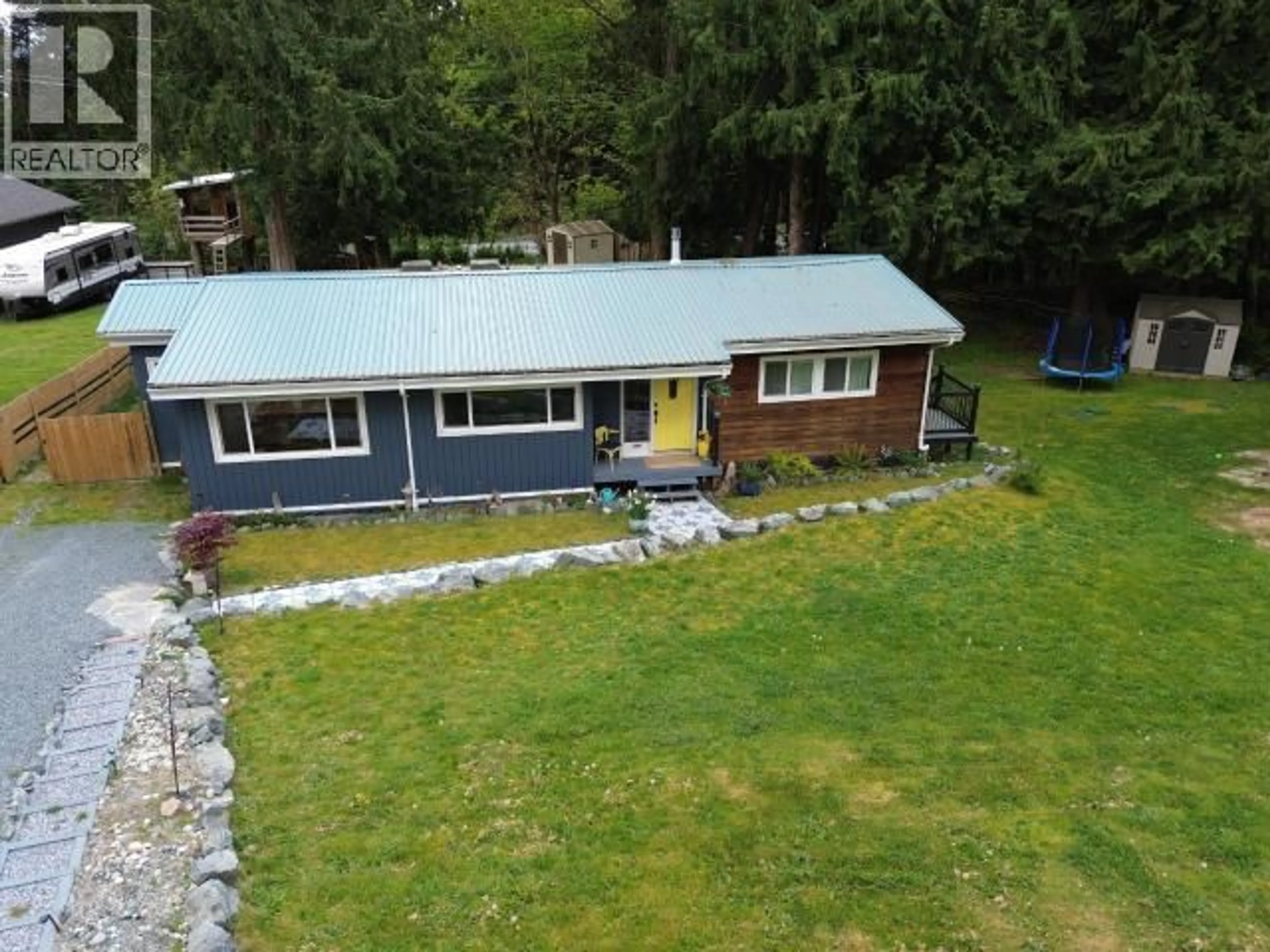 A pic from outside/outdoor area/front of a property/back of a property/a pic from drone, unknown for 8013 CENTENNIAL DRIVE, Powell River British Columbia V8A0S4