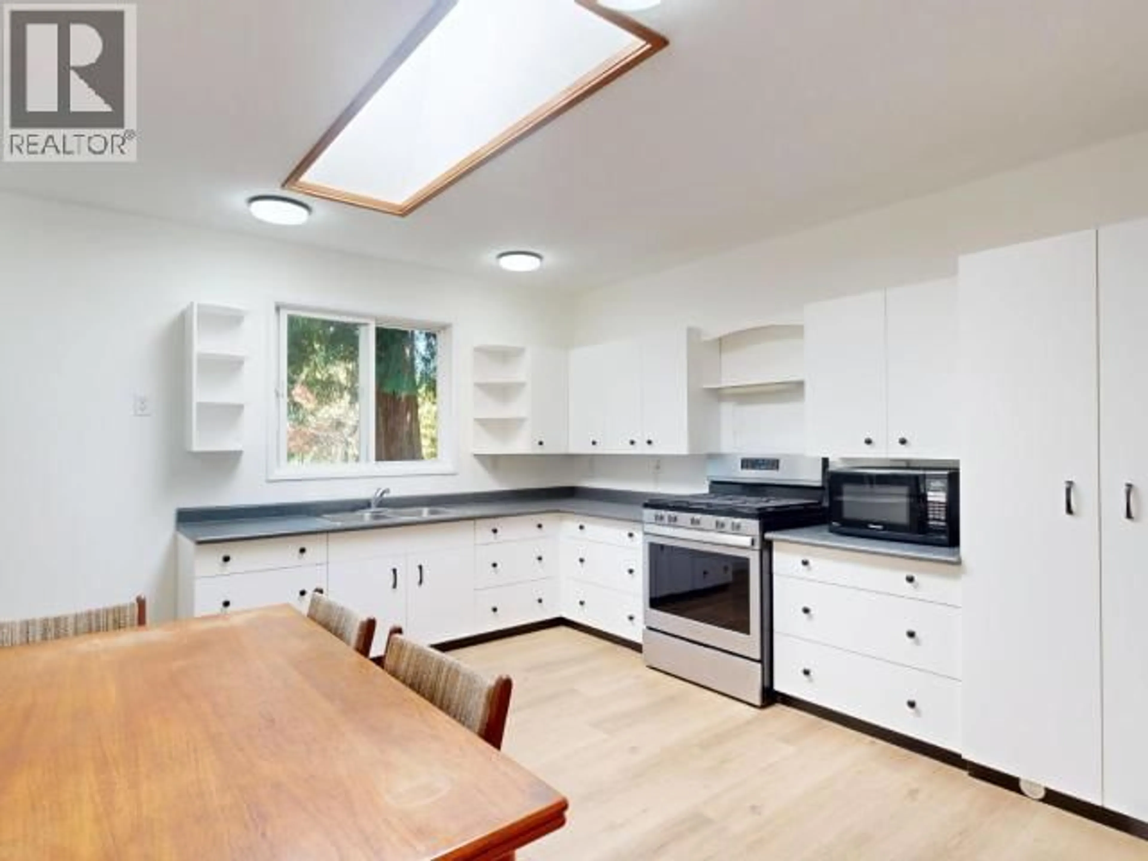 Open concept kitchen, unknown for 8098 CENTENNIAL DRIVE, Powell River British Columbia V8A0S2