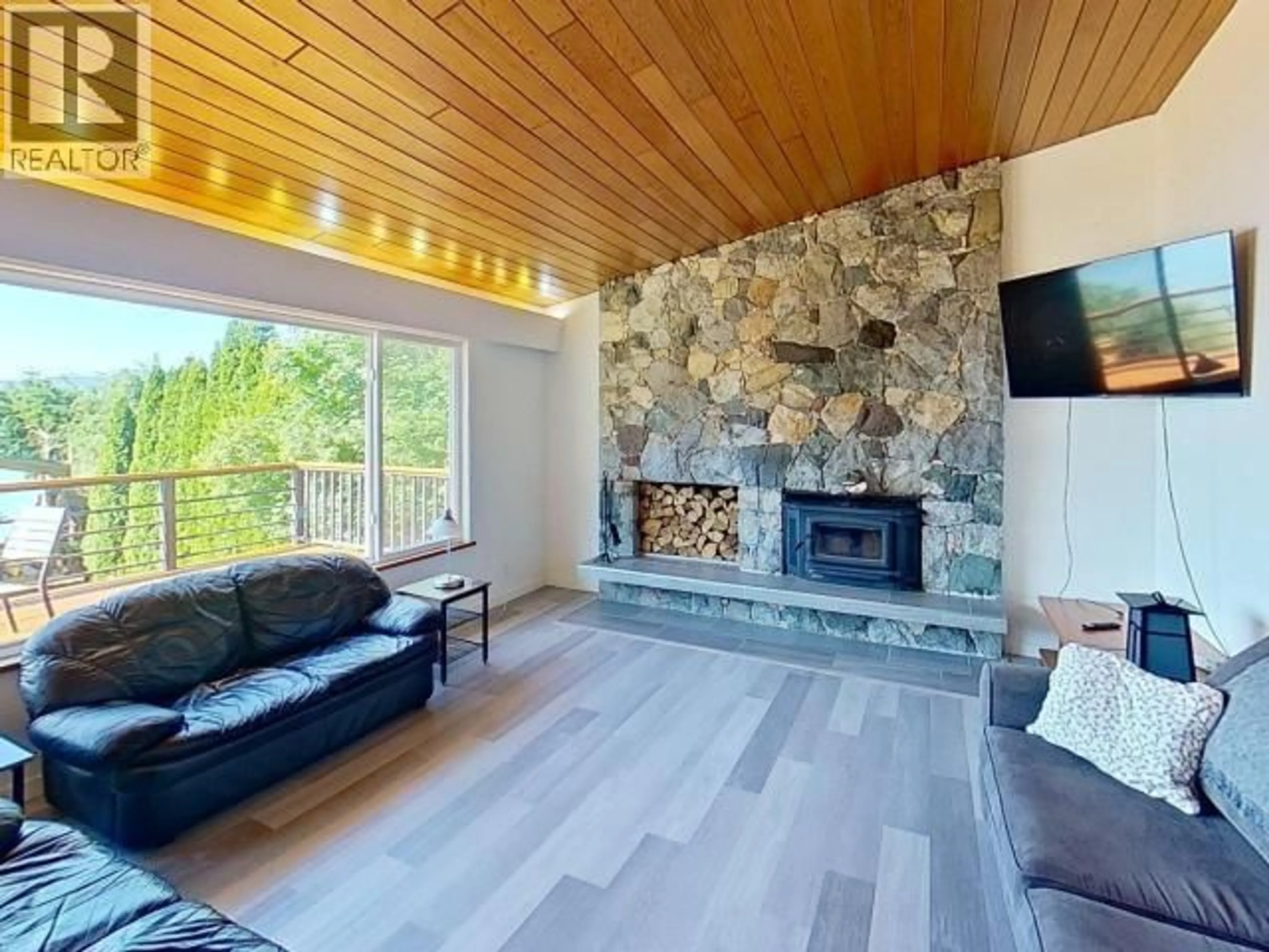 Living room with furniture, wood/laminate floor for 12259 SCOTCH FIR POINT ROAD, Powell River British Columbia V8A0M5