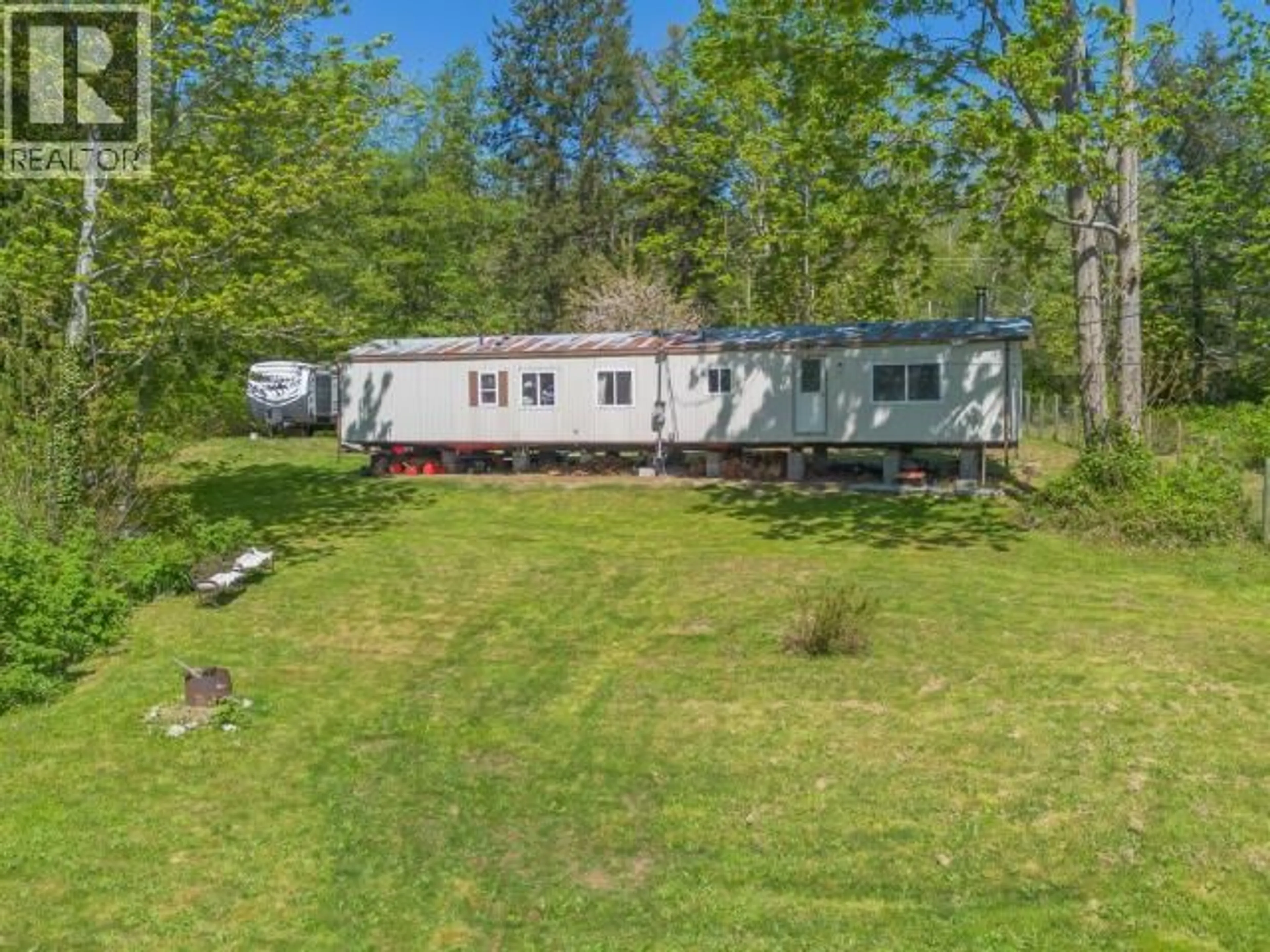 A pic from outside/outdoor area/front of a property/back of a property/a pic from drone, unknown for 8981 HIGHWAY 101, Powell River British Columbia V8A0H5