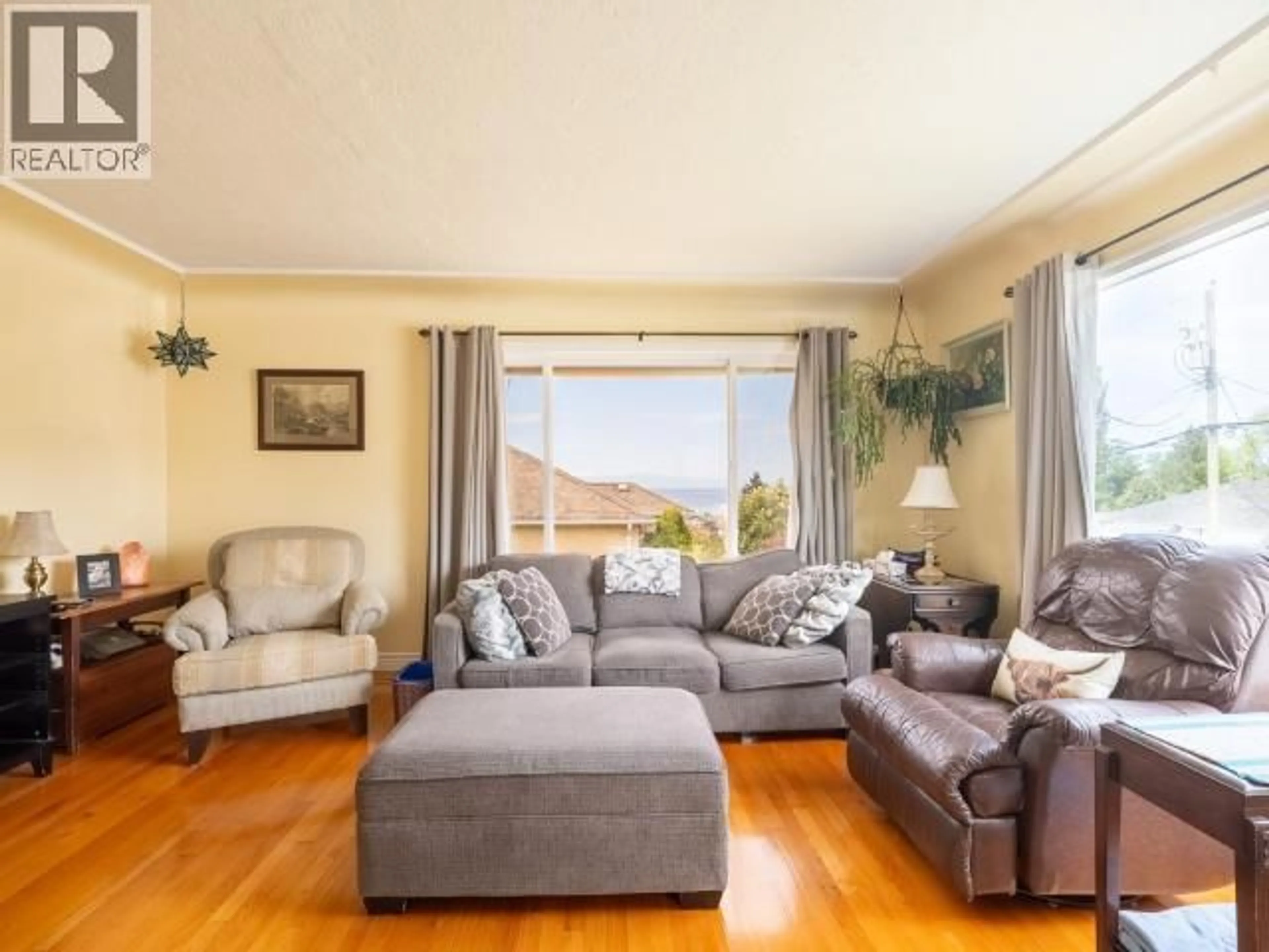 Living room with furniture, wood/laminate floor for 6948 HAMMOND STREET, Powell River British Columbia V8A1R4