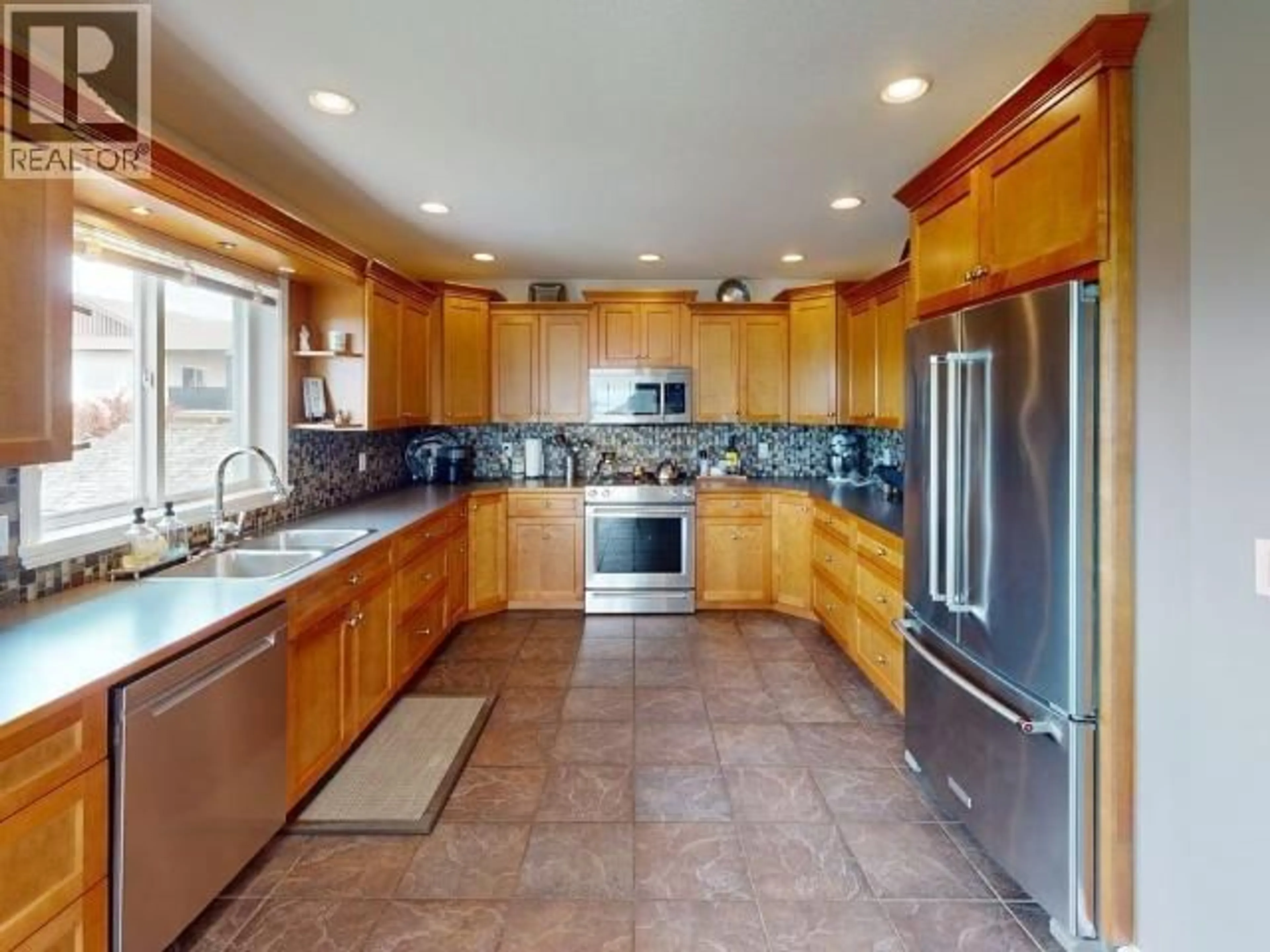 Open concept kitchen, ceramic/tile floor for 7191 ESQUIMALT CRT, Powell River British Columbia V8A5T6