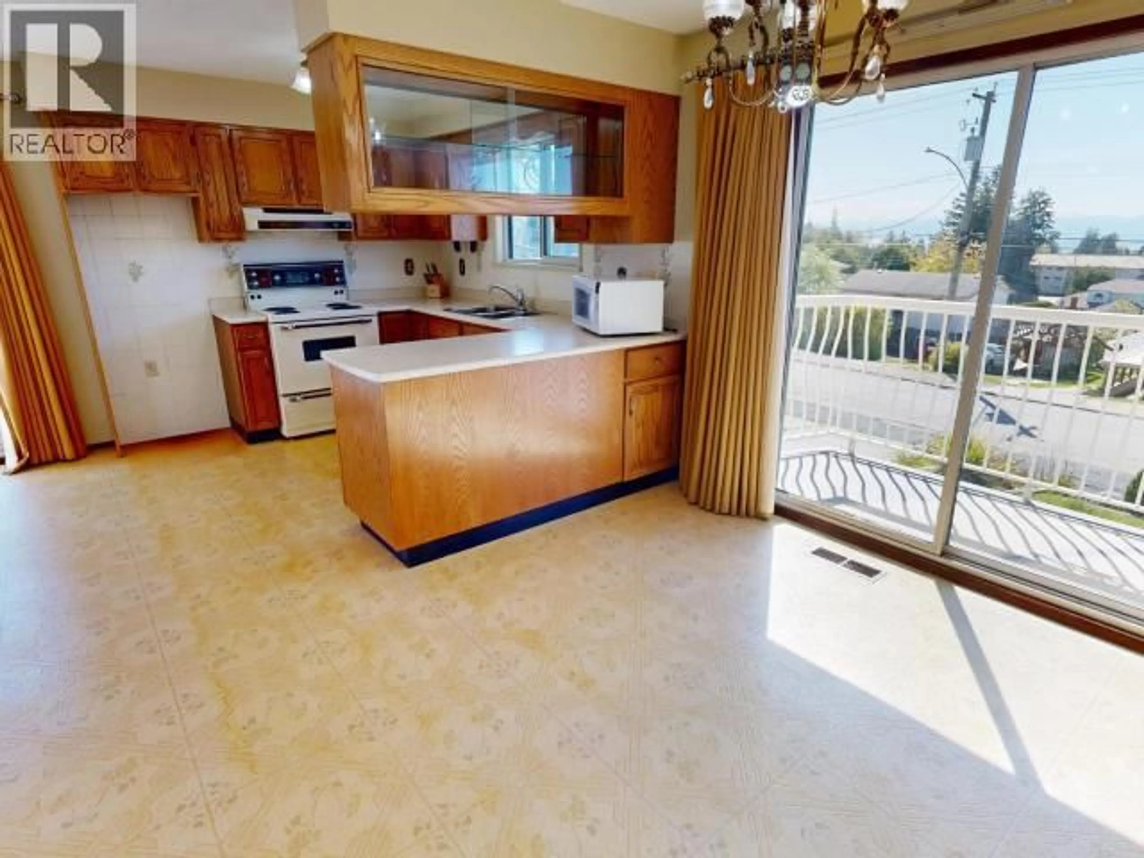 Open concept kitchen, ceramic/tile floor for 4688 FERNWOOD AVE, Powell River British Columbia V8A3L6