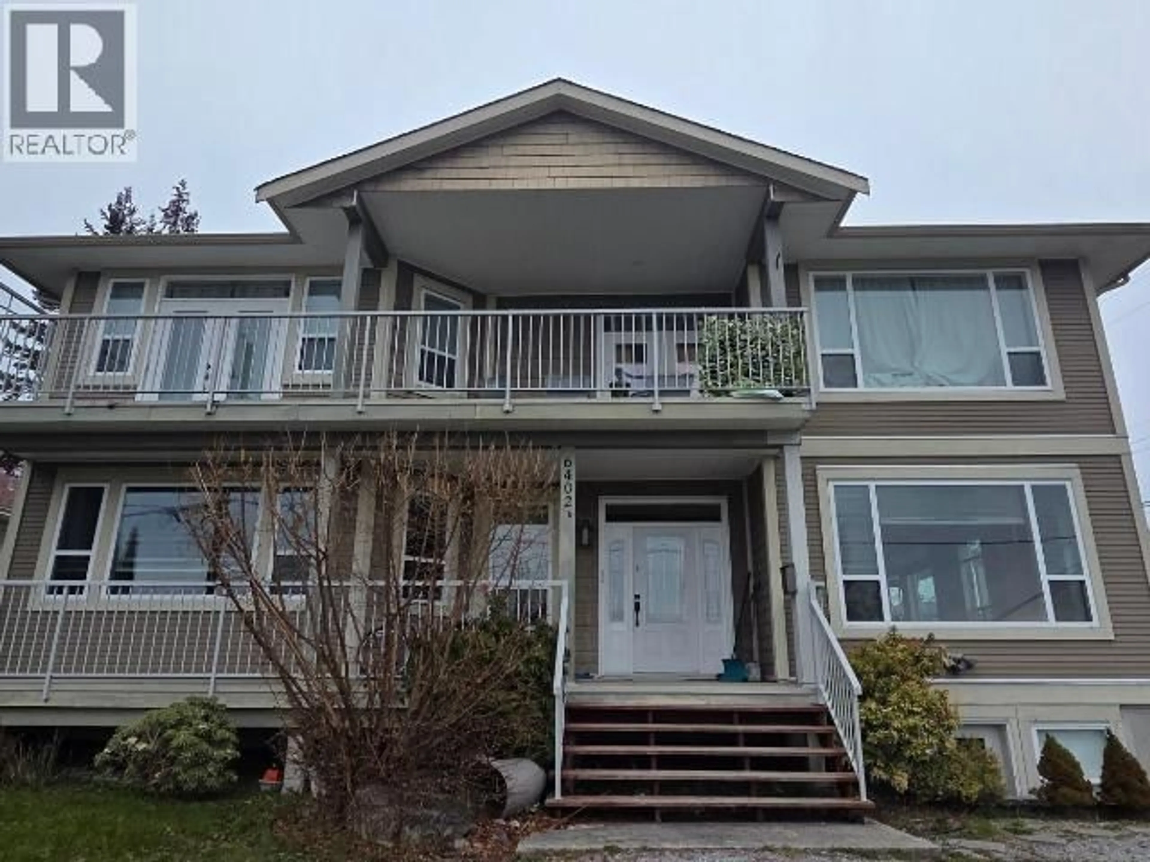 Home with vinyl exterior material, unknown for 6402 HILLCREST AVE, Powell River British Columbia V8A4Y4