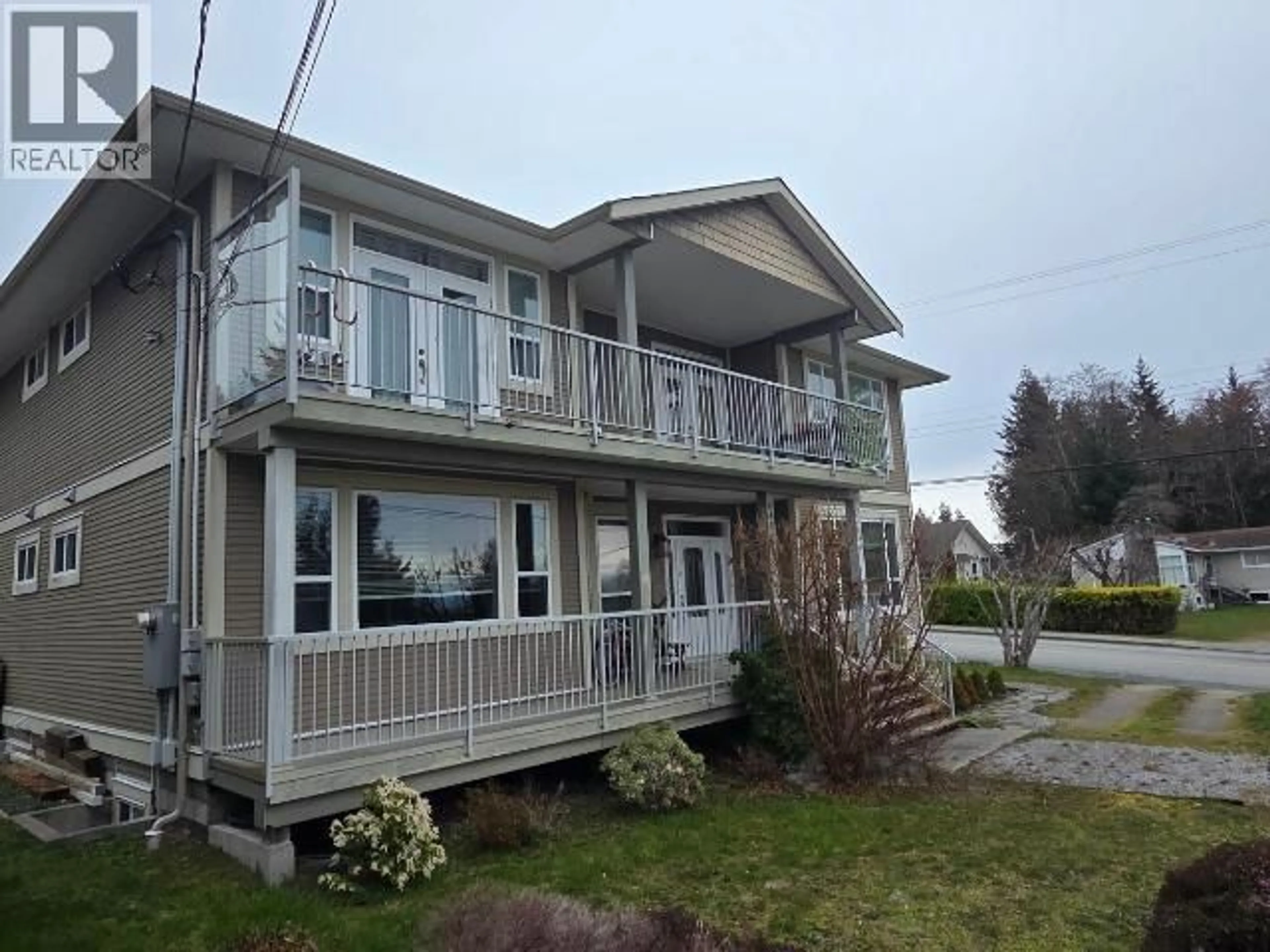 Home with vinyl exterior material, unknown for 6402 HILLCREST AVE, Powell River British Columbia V8A4Y4