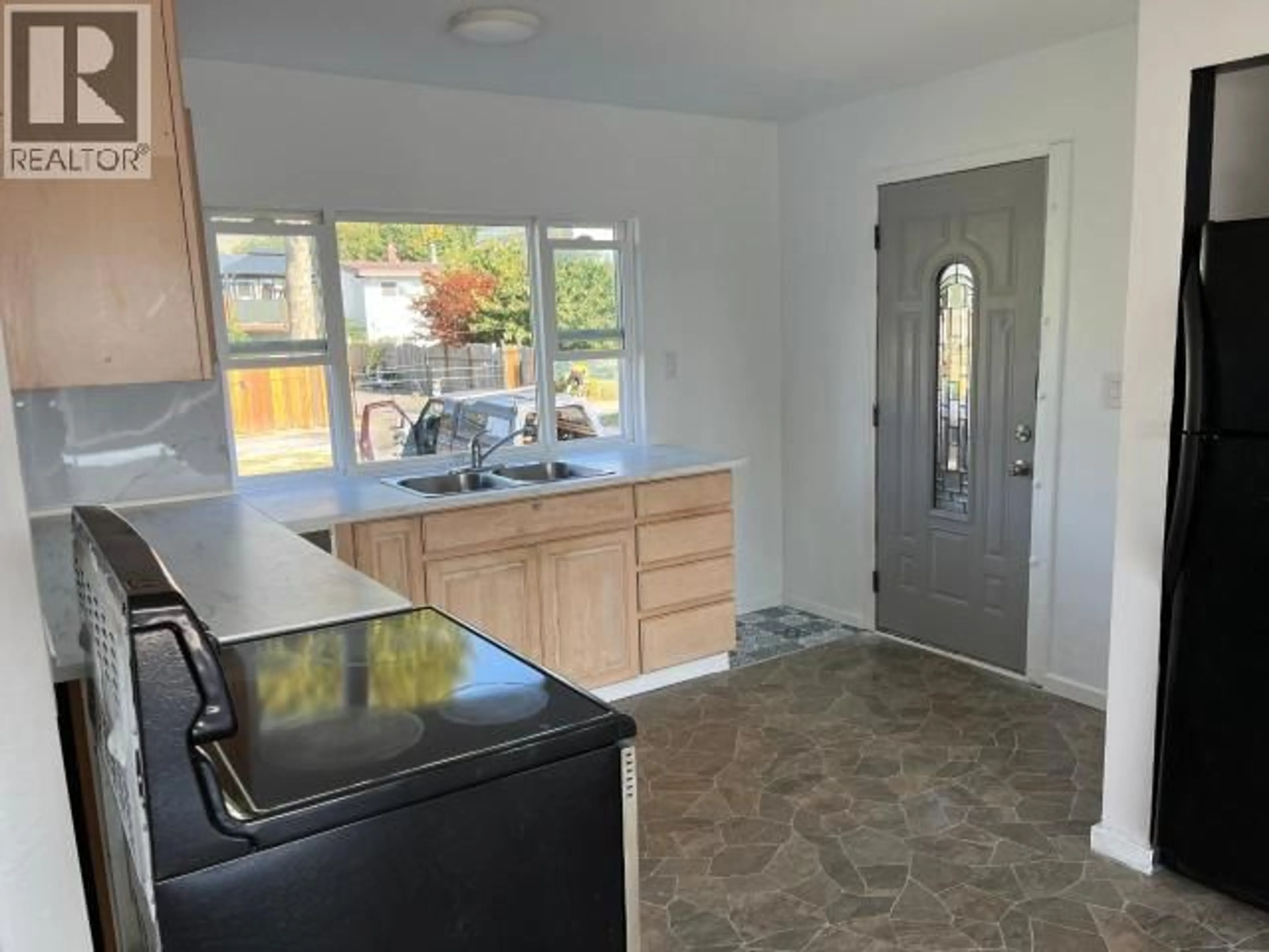 Open concept kitchen, ceramic/tile floor for 3952 JOYCE AVE, Powell River British Columbia V8A2Z3