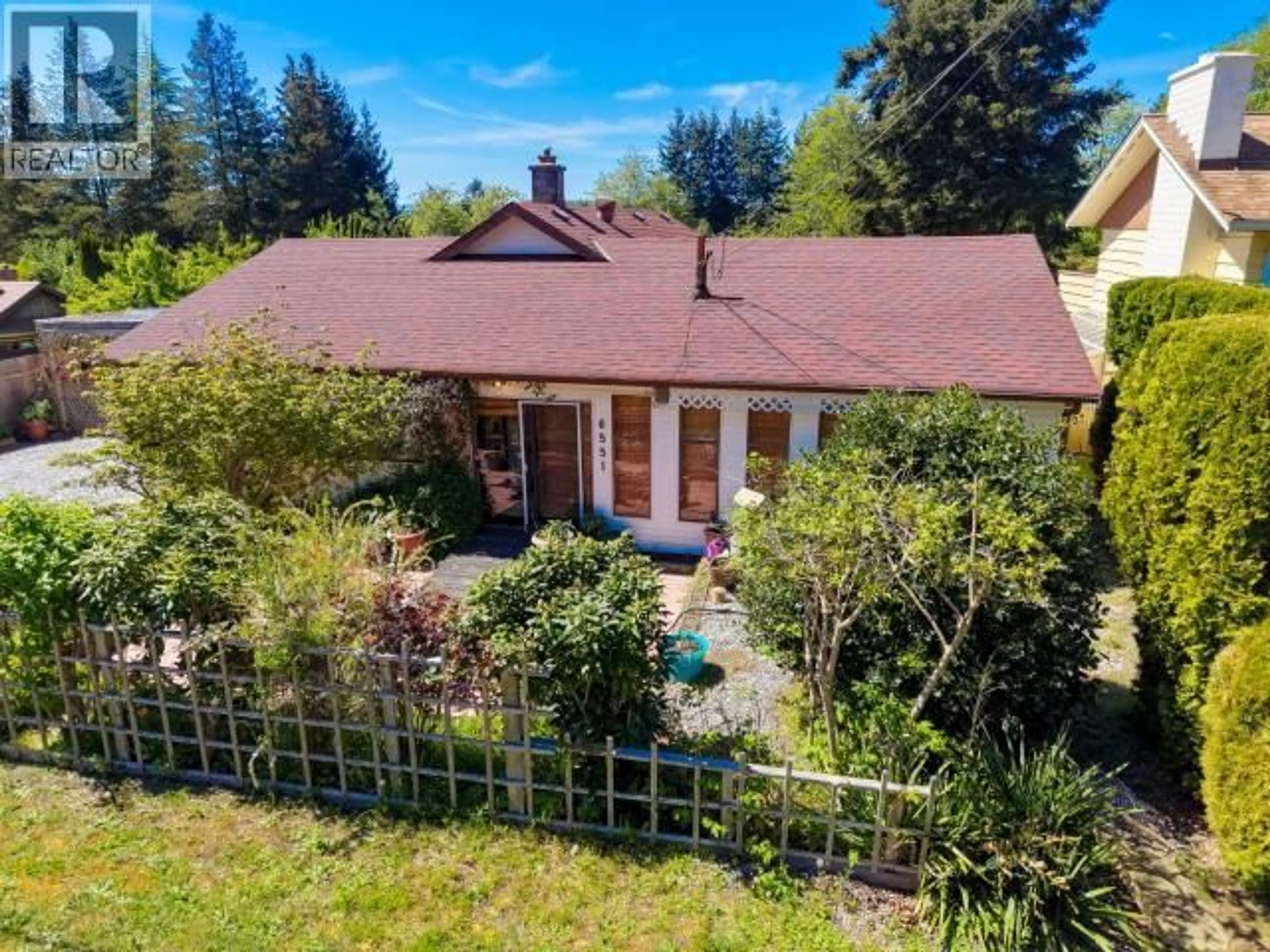A pic from outside/outdoor area/front of a property/back of a property/a pic from drone, unknown for 6551 KING AVE, Powell River British Columbia V8A4X9
