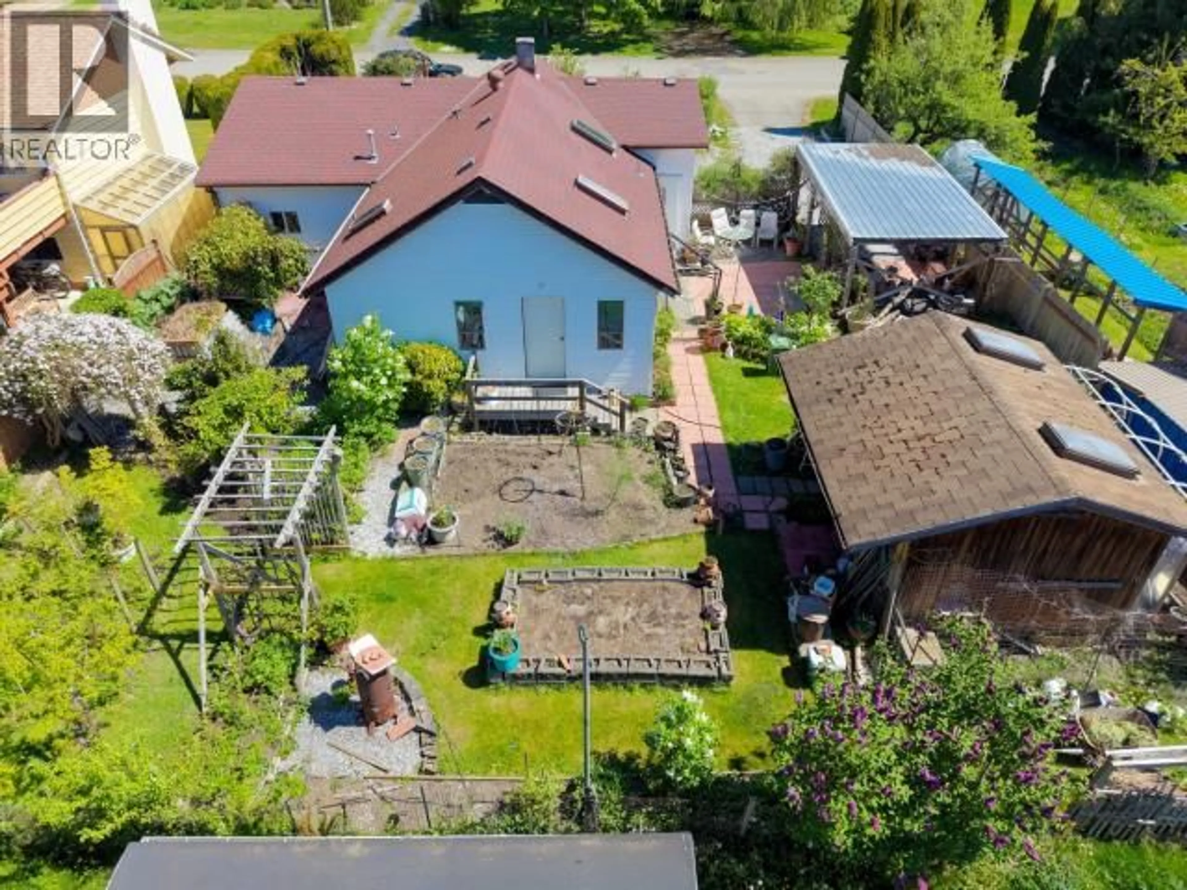 A pic from outside/outdoor area/front of a property/back of a property/a pic from drone, street for 6551 KING AVE, Powell River British Columbia V8A4X9