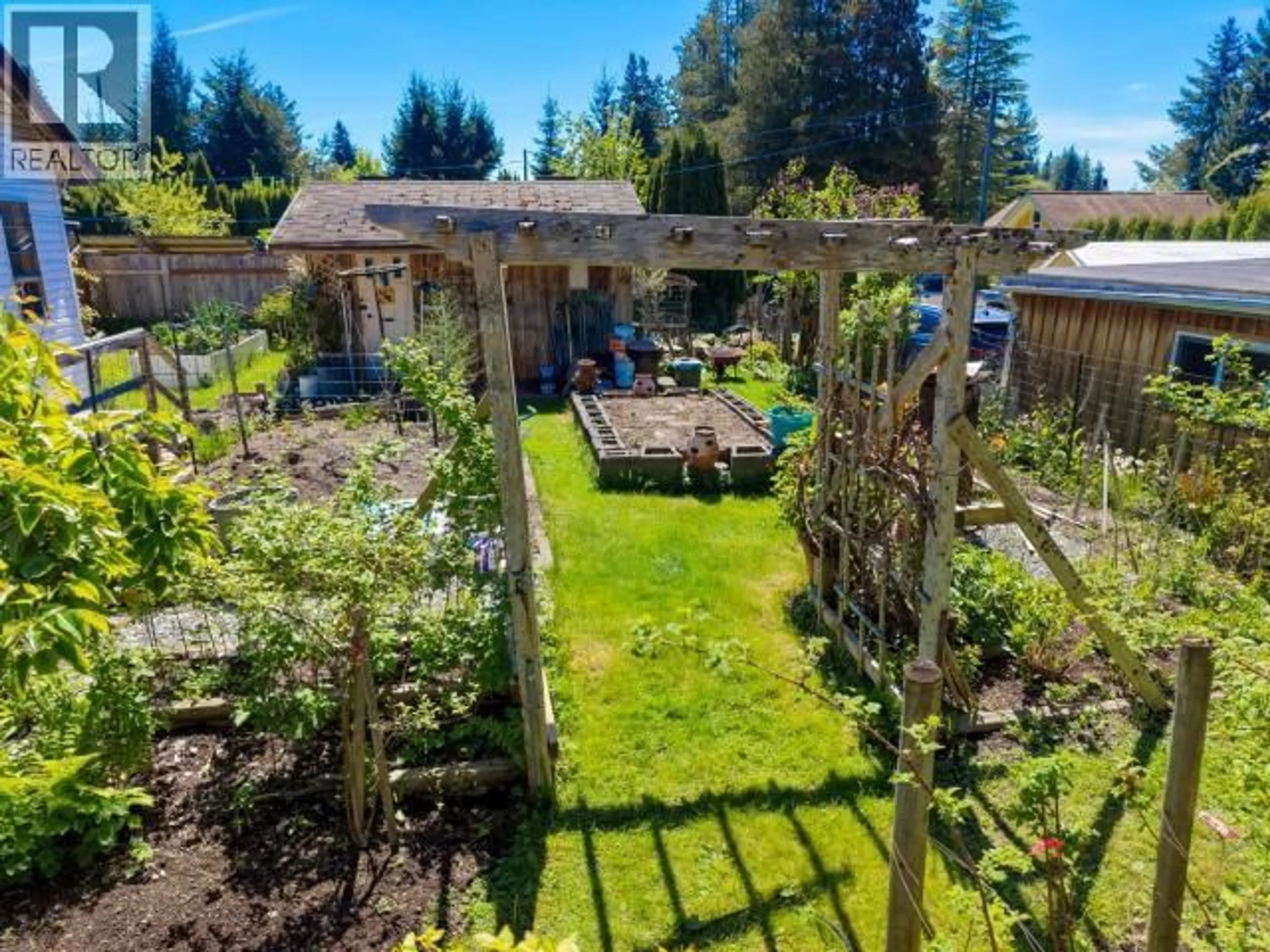 A pic from outside/outdoor area/front of a property/back of a property/a pic from drone, unknown for 6551 KING AVE, Powell River British Columbia V8A4X9