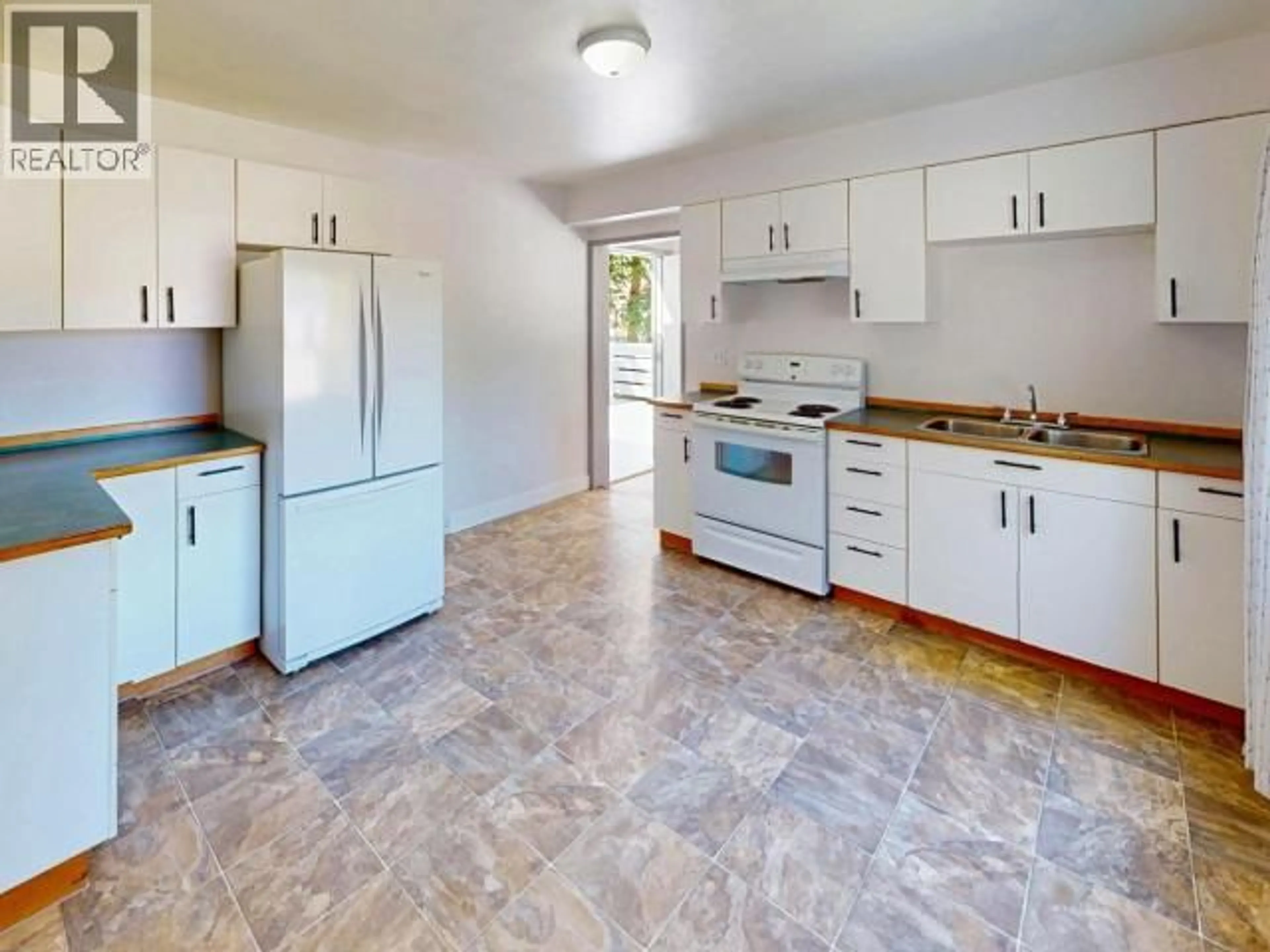 Standard kitchen, unknown for 4627 JOYCE AVE, Powell River British Columbia V8A3B4
