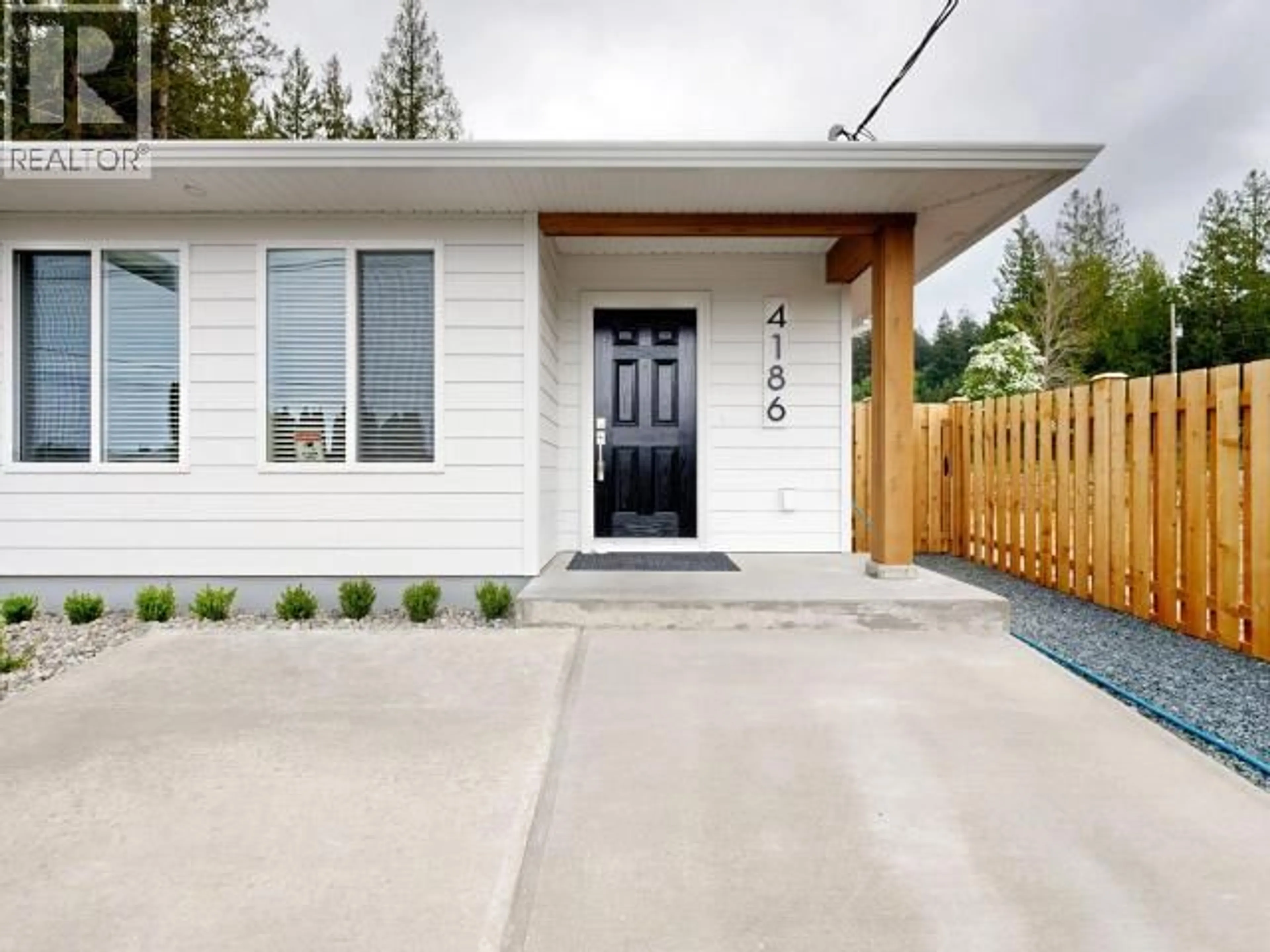 Home with vinyl exterior material, street for 4186 BOWNESS AVE, Powell River British Columbia V8A5S8