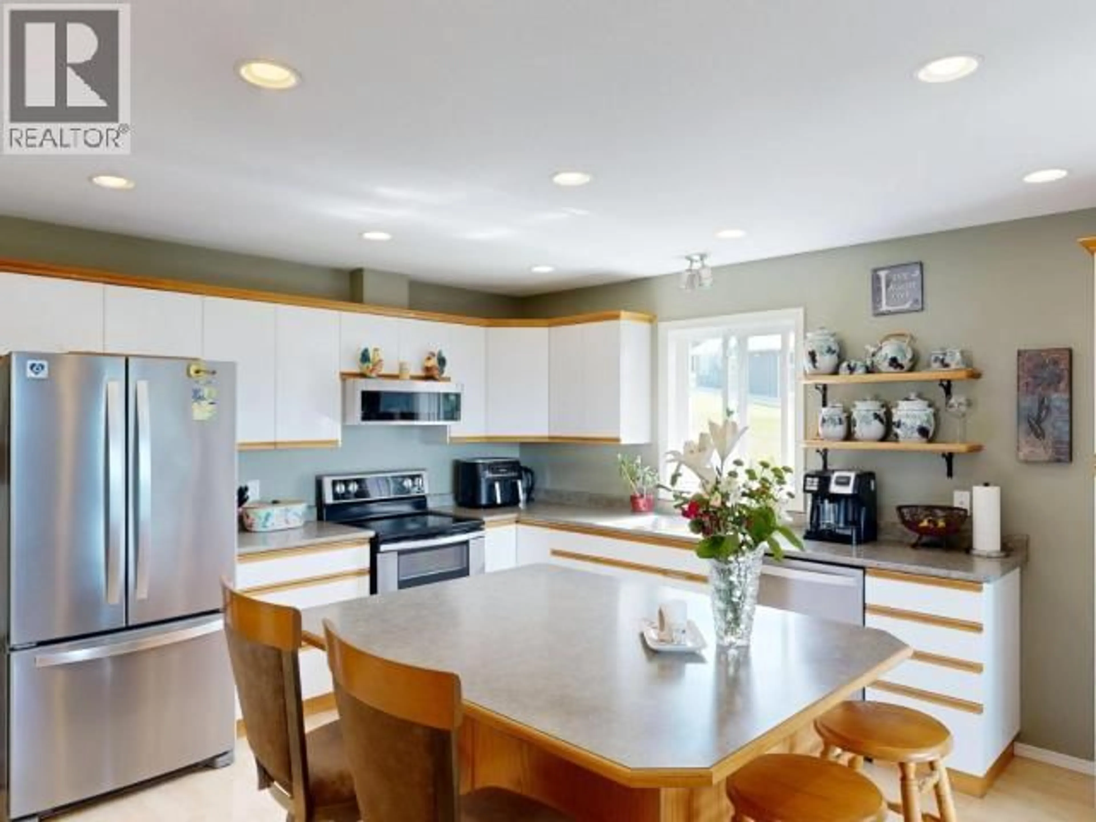 Open concept kitchen, ceramic/tile floor for 3280 CARIBOO AVE, Powell River British Columbia V8A5H2