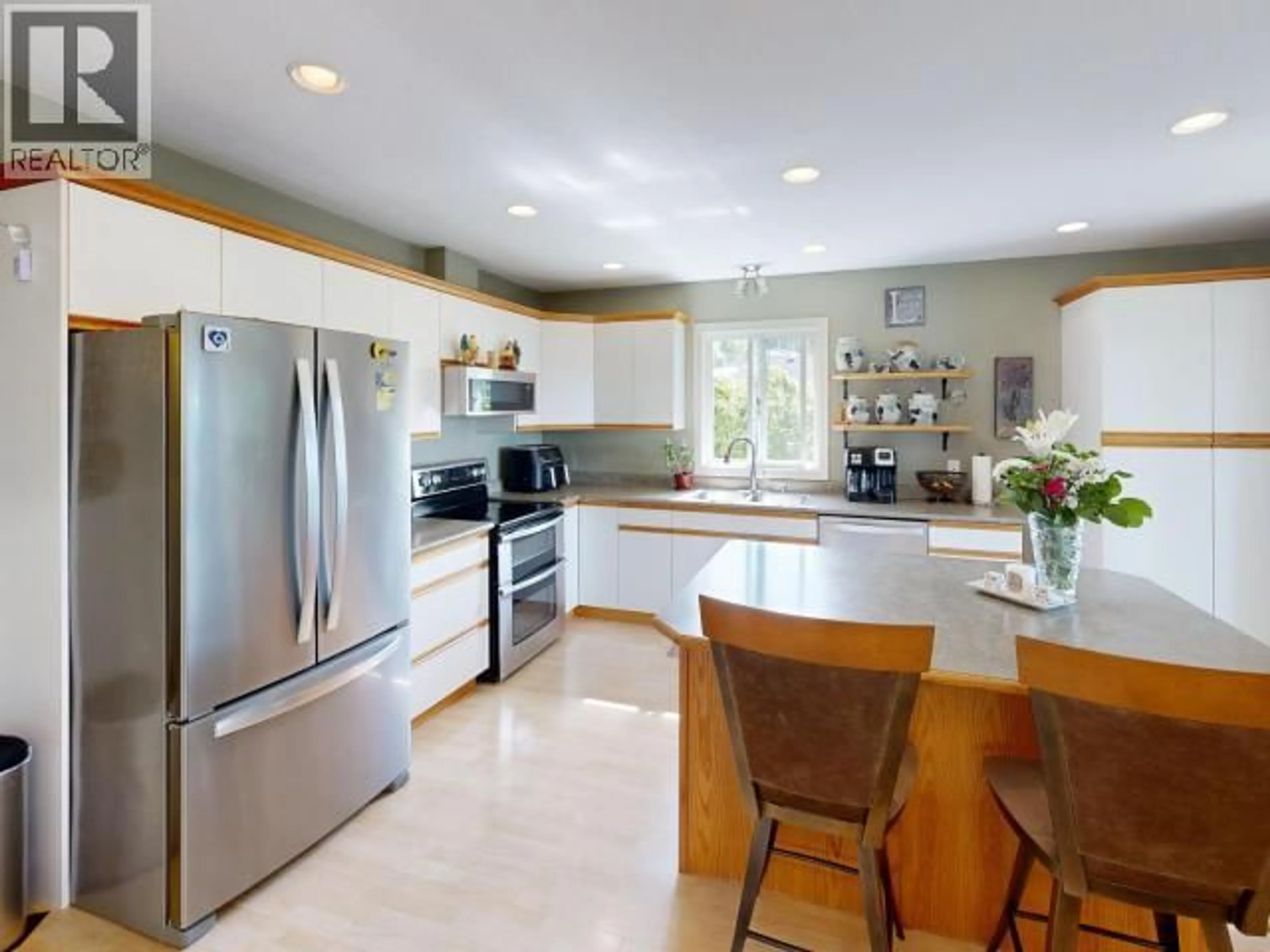 Open concept kitchen, ceramic/tile floor for 3280 CARIBOO AVE, Powell River British Columbia V8A5H2