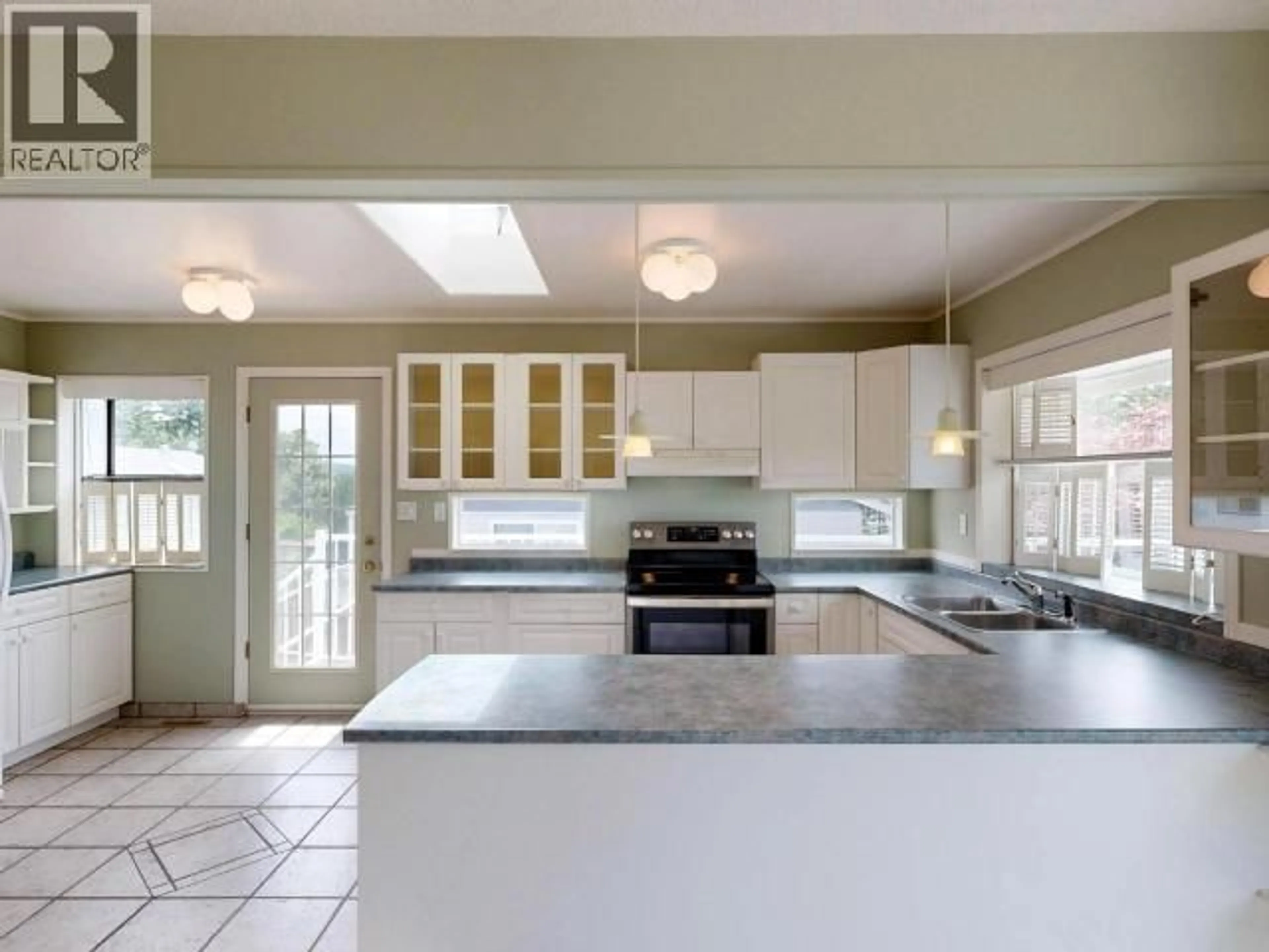 Open concept kitchen, ceramic/tile floor for 3272 KOOTENAY PLACE, Powell River British Columbia V8A1A6