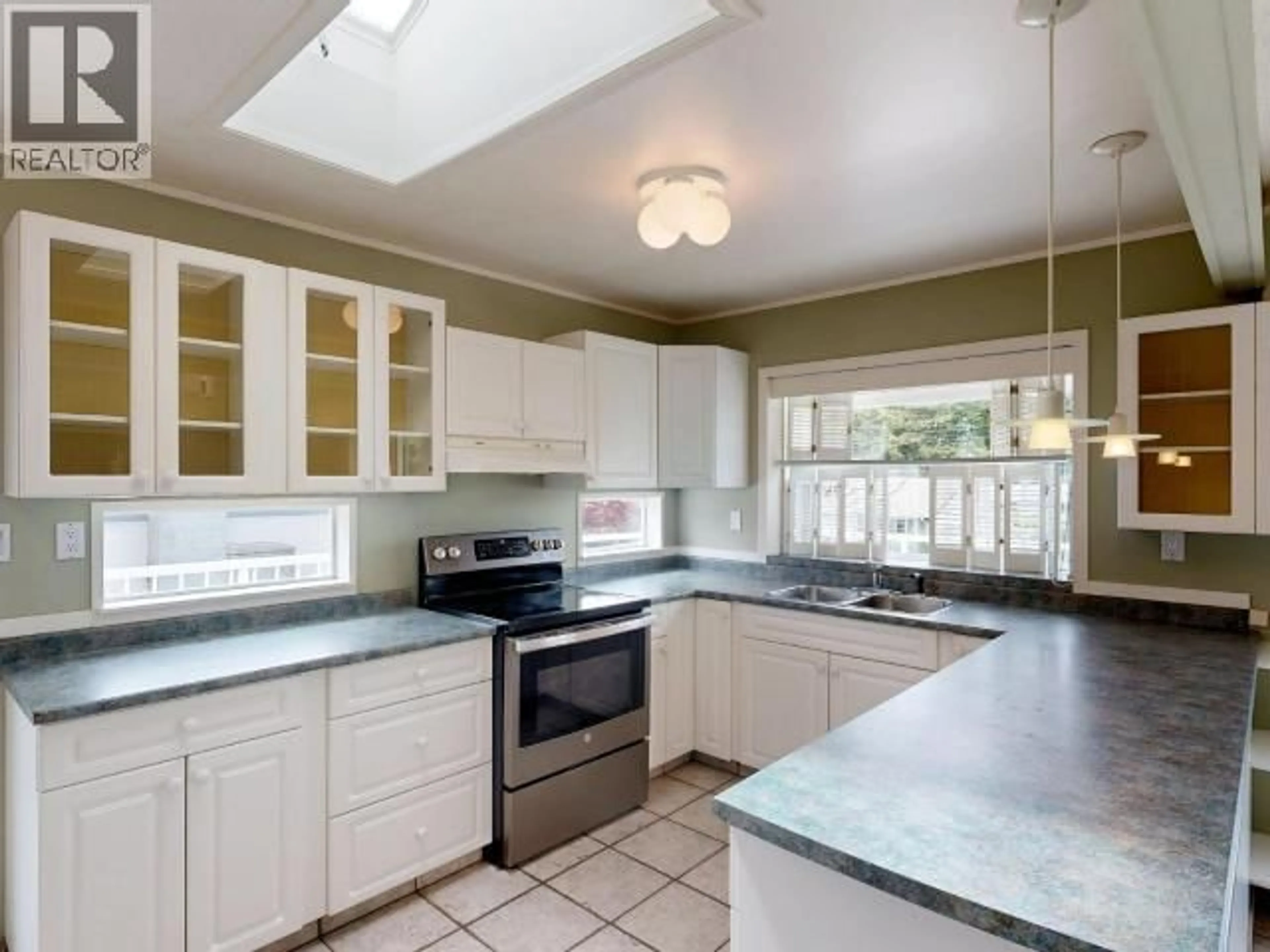 Open concept kitchen, ceramic/tile floor for 3272 KOOTENAY PLACE, Powell River British Columbia V8A1A6