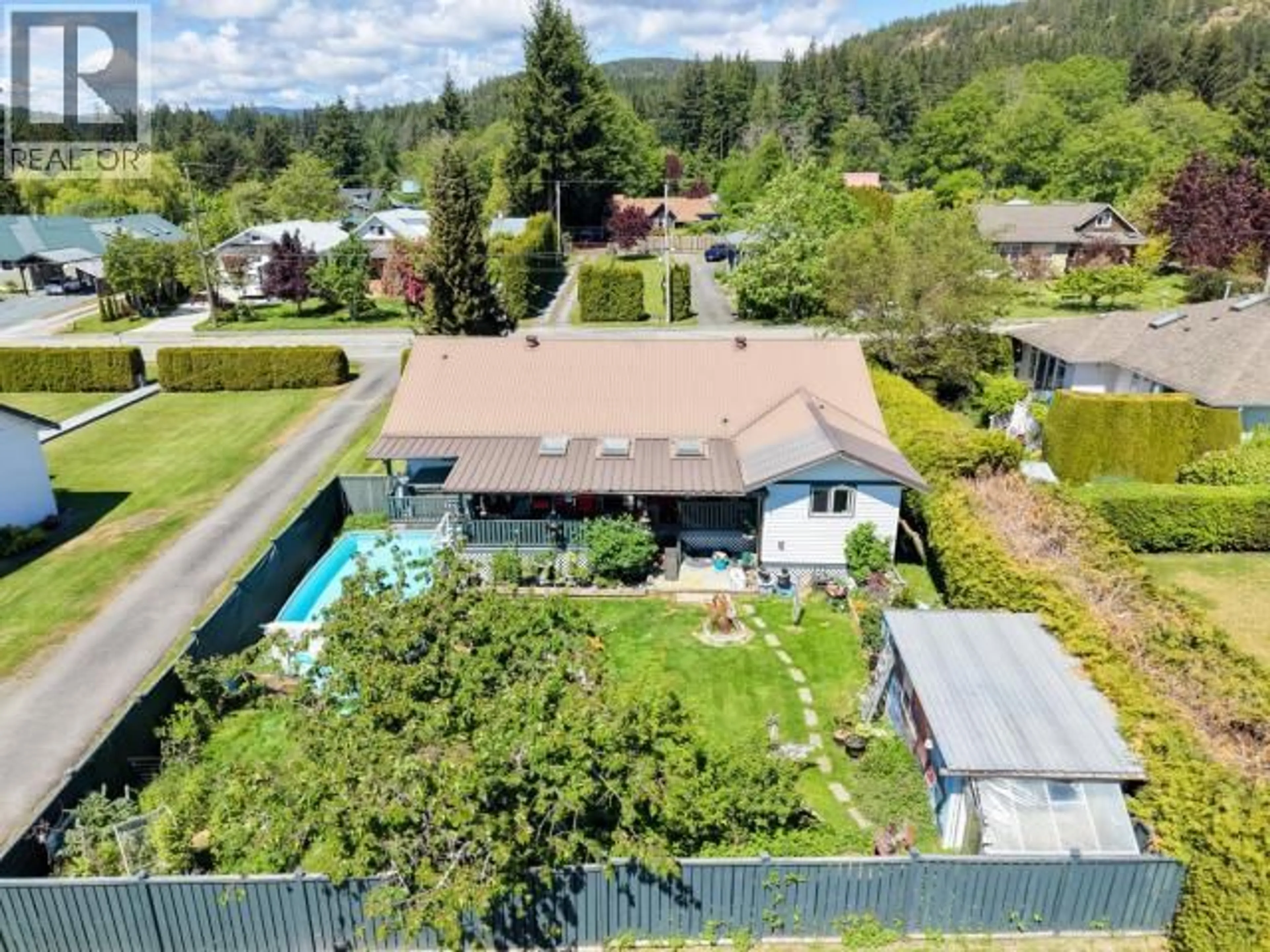 A pic from outside/outdoor area/front of a property/back of a property/a pic from drone, unknown for 6060 LOIS STREET, Powell River British Columbia V8A4T7