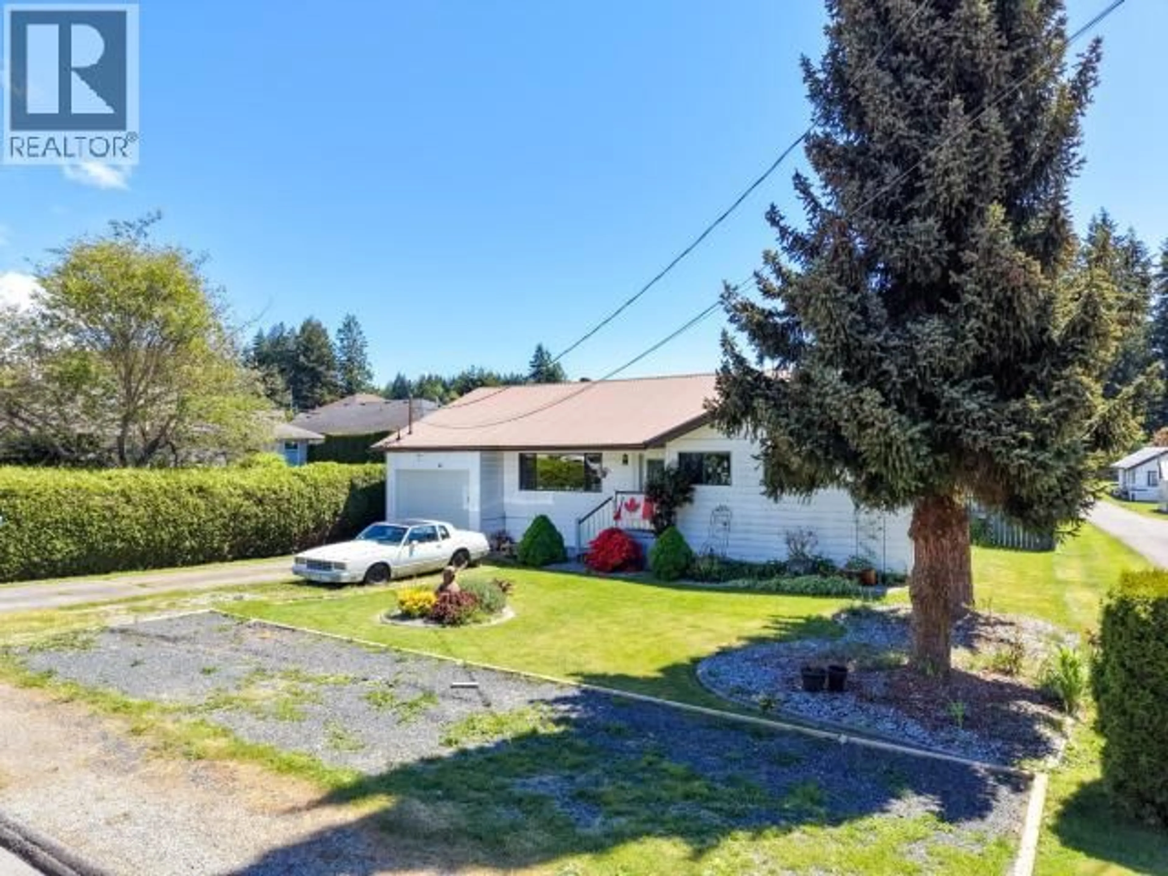 A pic from outside/outdoor area/front of a property/back of a property/a pic from drone, street for 6060 LOIS STREET, Powell River British Columbia V8A4T7
