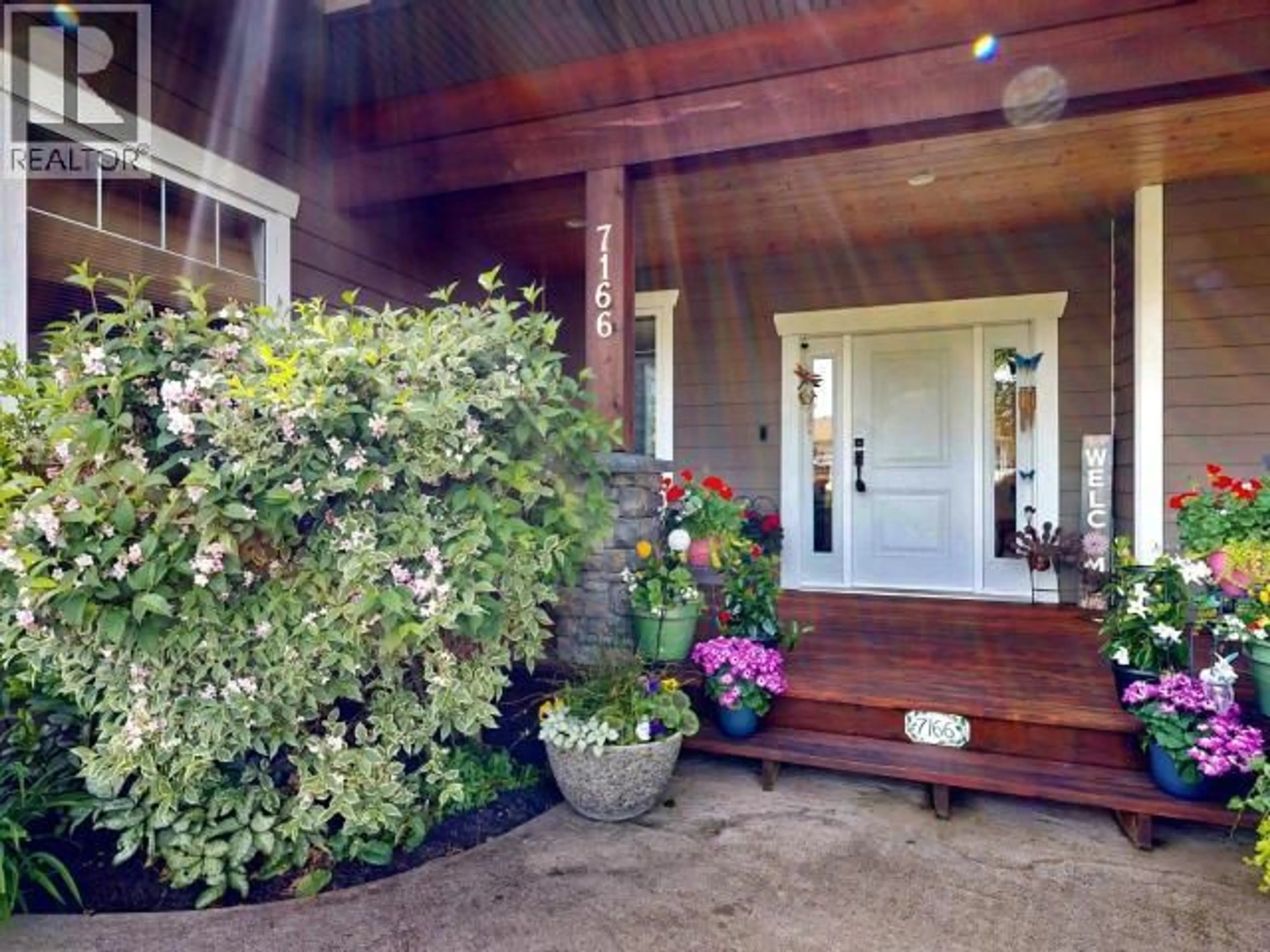 Indoor entryway for 7166 KEMANO STREET, Powell River British Columbia V8A1L9