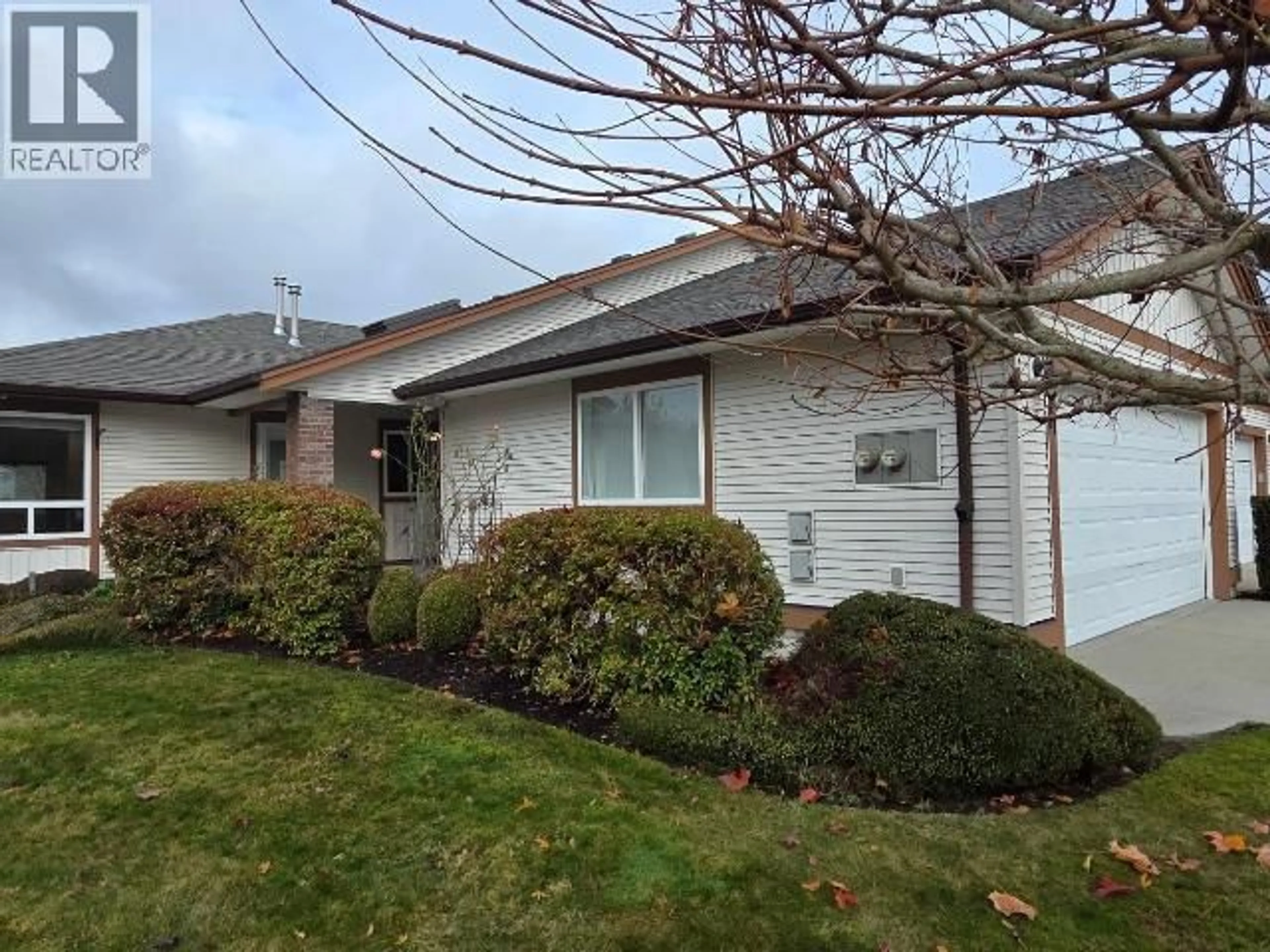 Home with vinyl exterior material, street for 11 - 4897 ONTARIO AVE, Powell River British Columbia V8A5T7