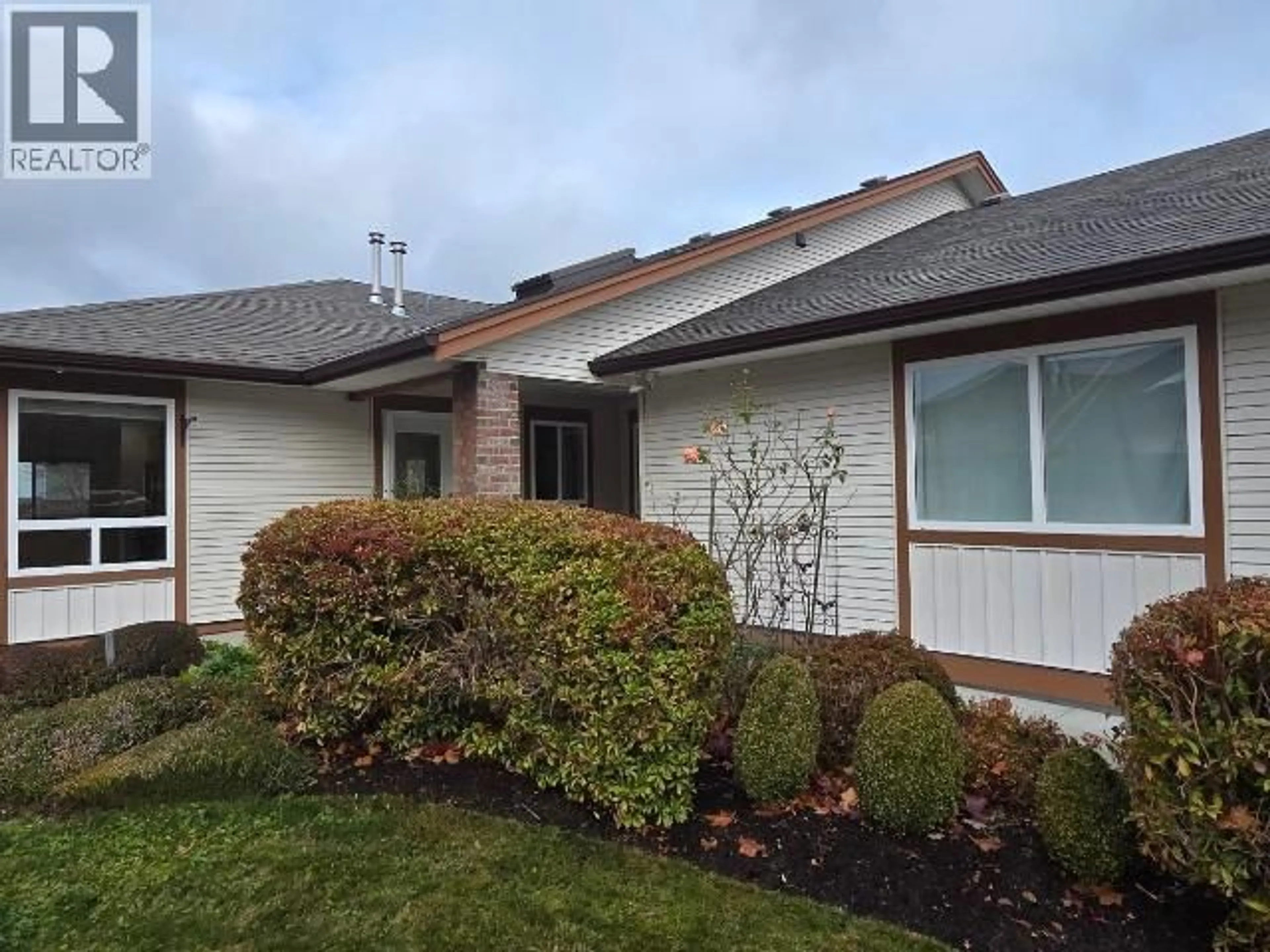 Home with vinyl exterior material, street for 11 - 4897 ONTARIO AVE, Powell River British Columbia V8A5T7