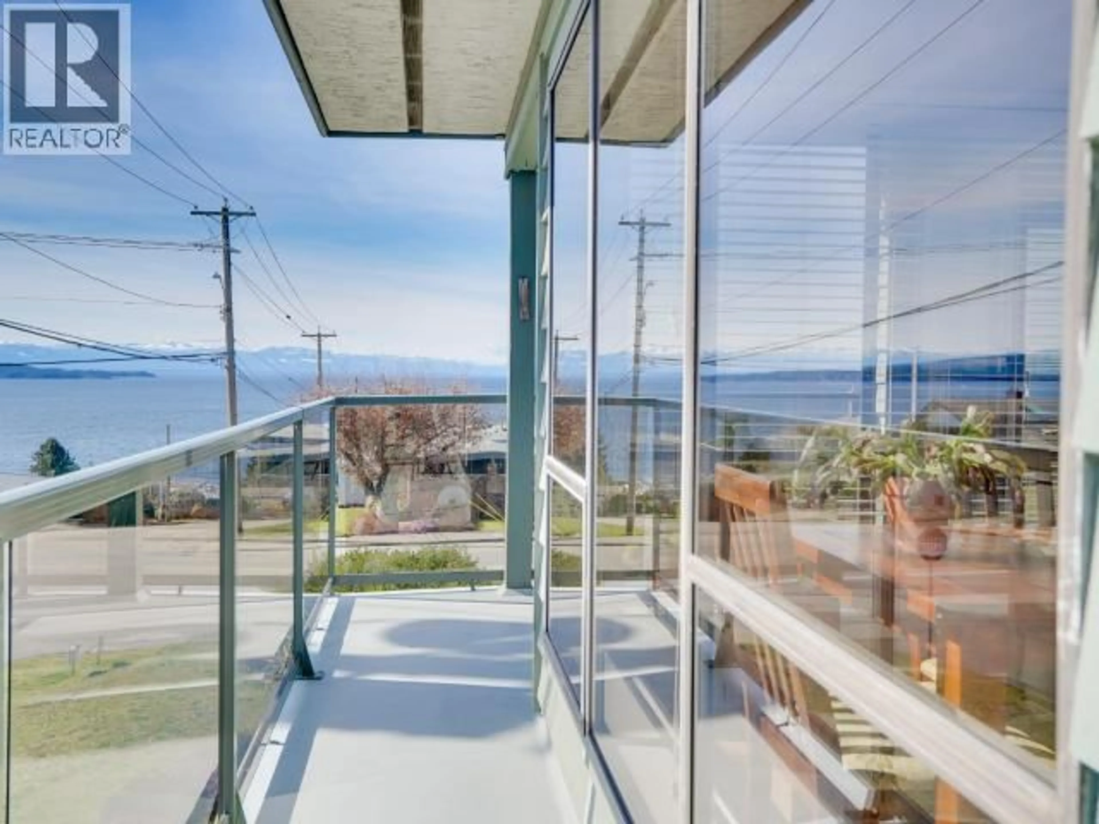 Indoor foyer for 8 - 3818 JOYCE AVE, Powell River British Columbia V8A2Z1