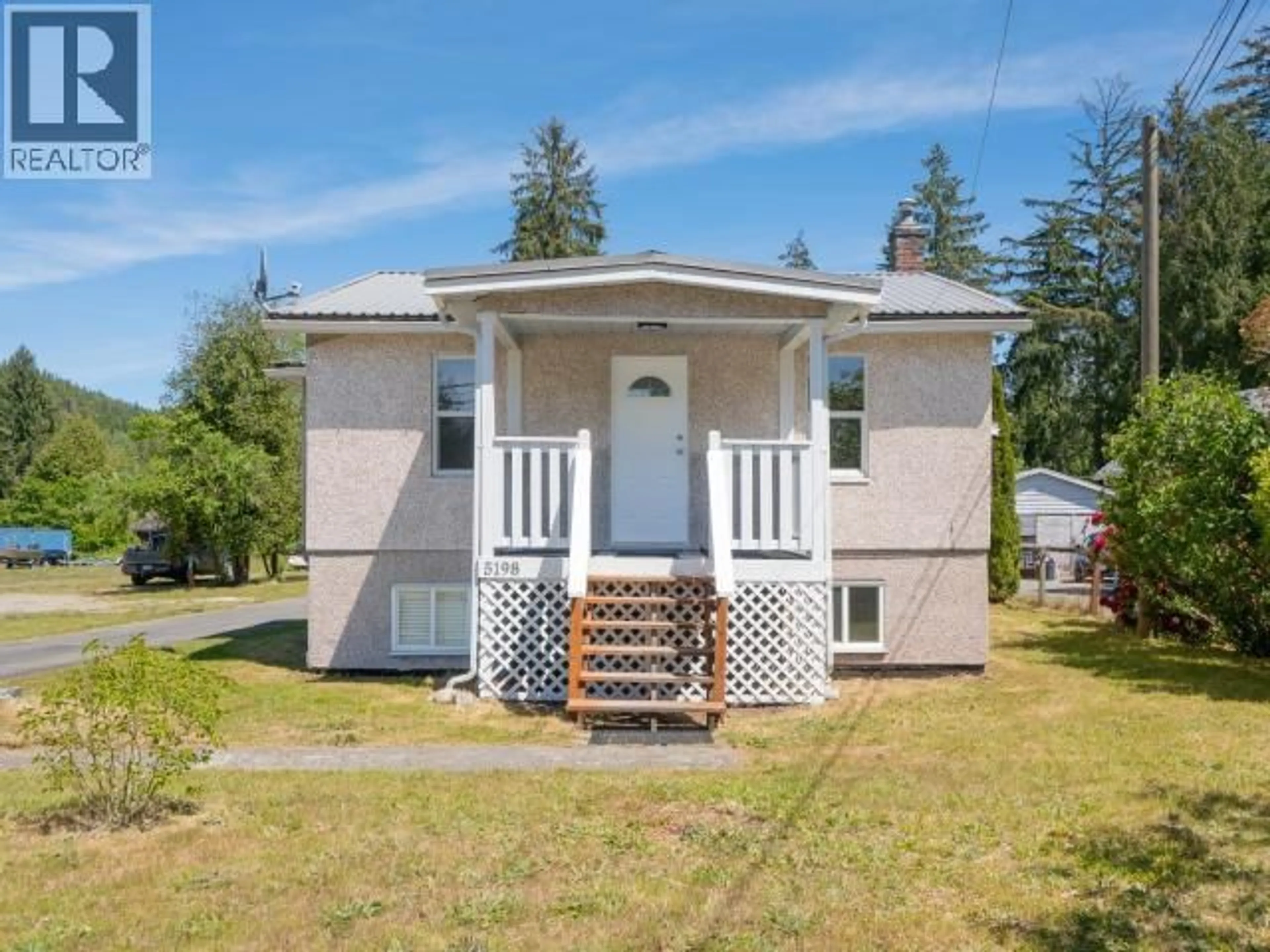 Home with vinyl exterior material, street for 5198 MANSON AVE, Powell River British Columbia V8A3P1