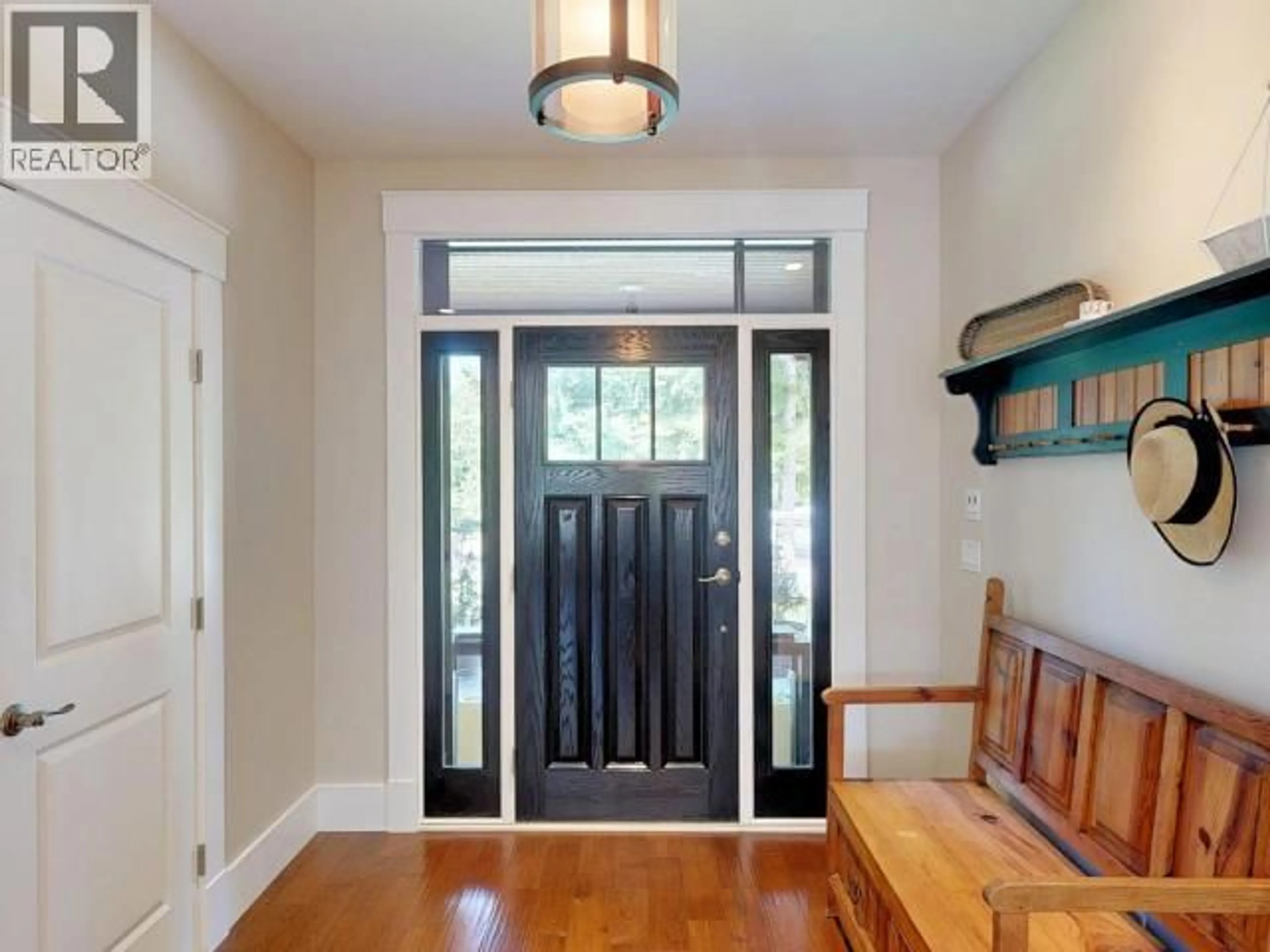 Indoor entryway for 3128 PONDEROSA PLACE, Powell River British Columbia V8A0R9