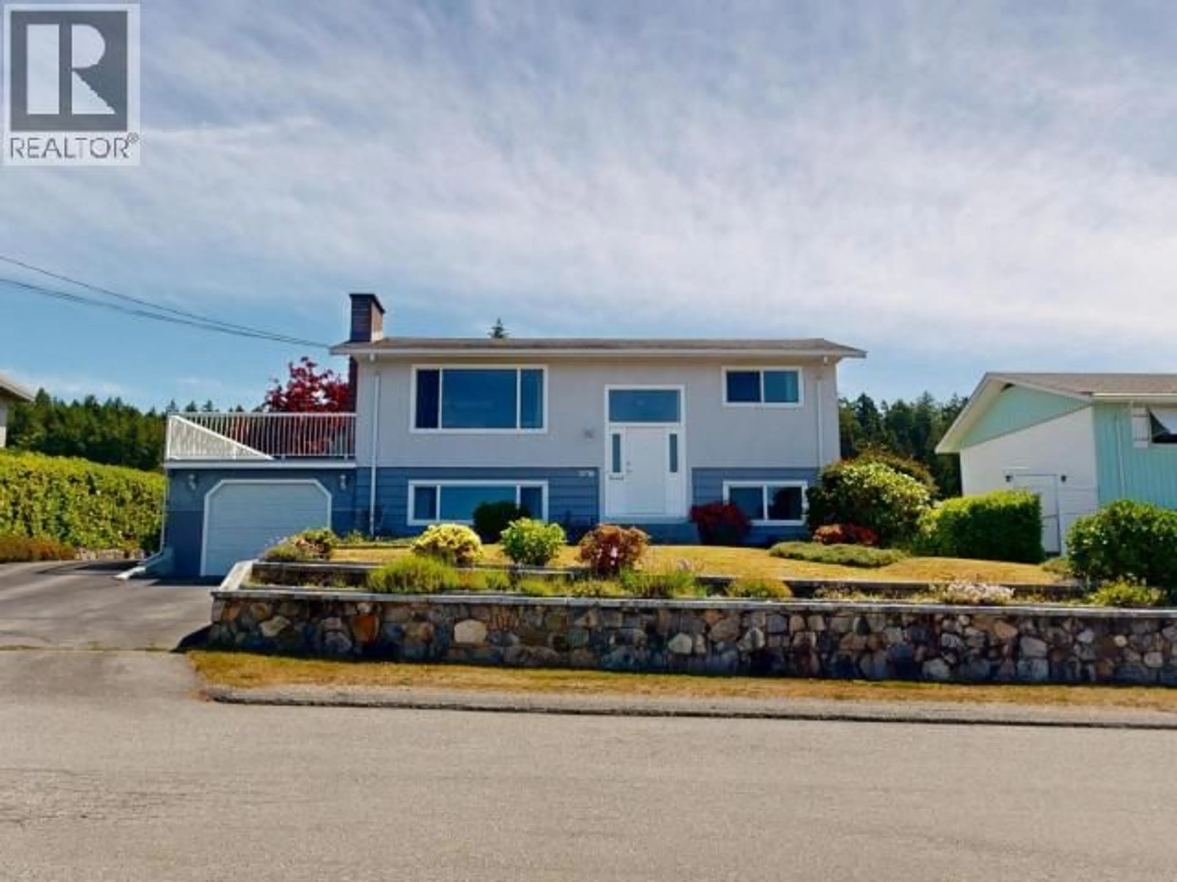 Home with vinyl exterior material, street for 3730 SELKIRK AVE, Powell River British Columbia V8A3C1