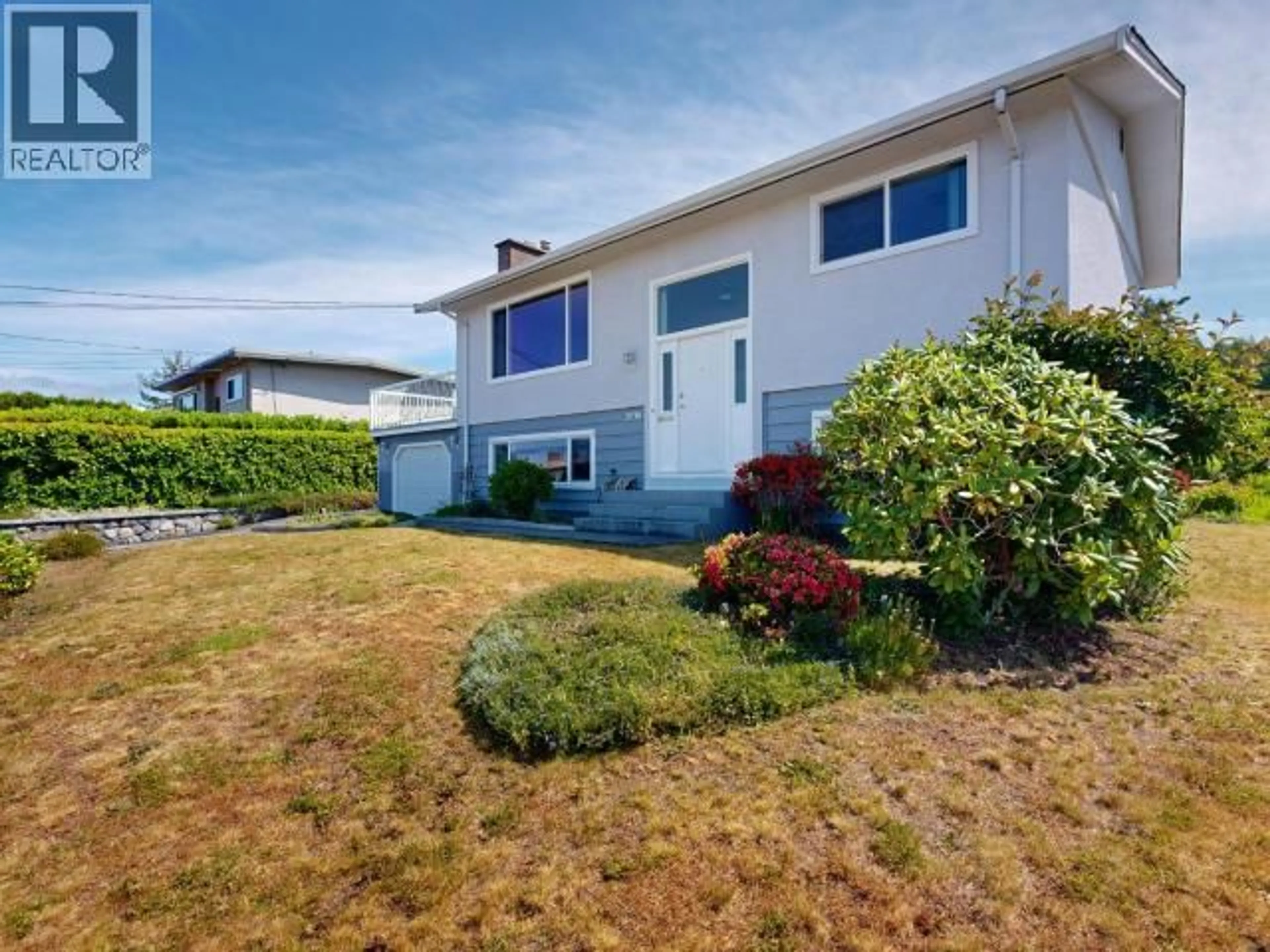 Home with vinyl exterior material, street for 3730 SELKIRK AVE, Powell River British Columbia V8A3C1