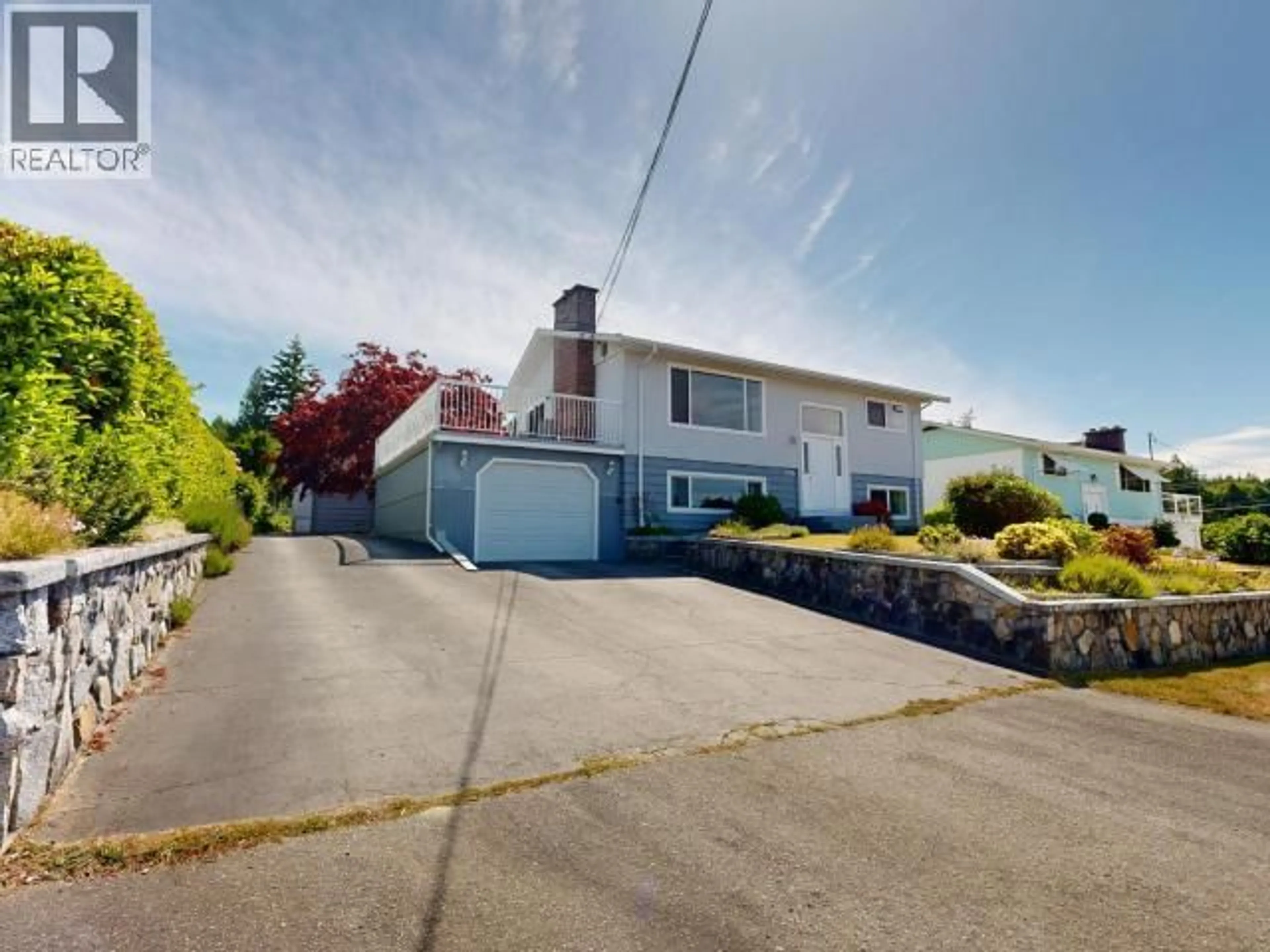 A pic from outside/outdoor area/front of a property/back of a property/a pic from drone, street for 3730 SELKIRK AVE, Powell River British Columbia V8A3C1