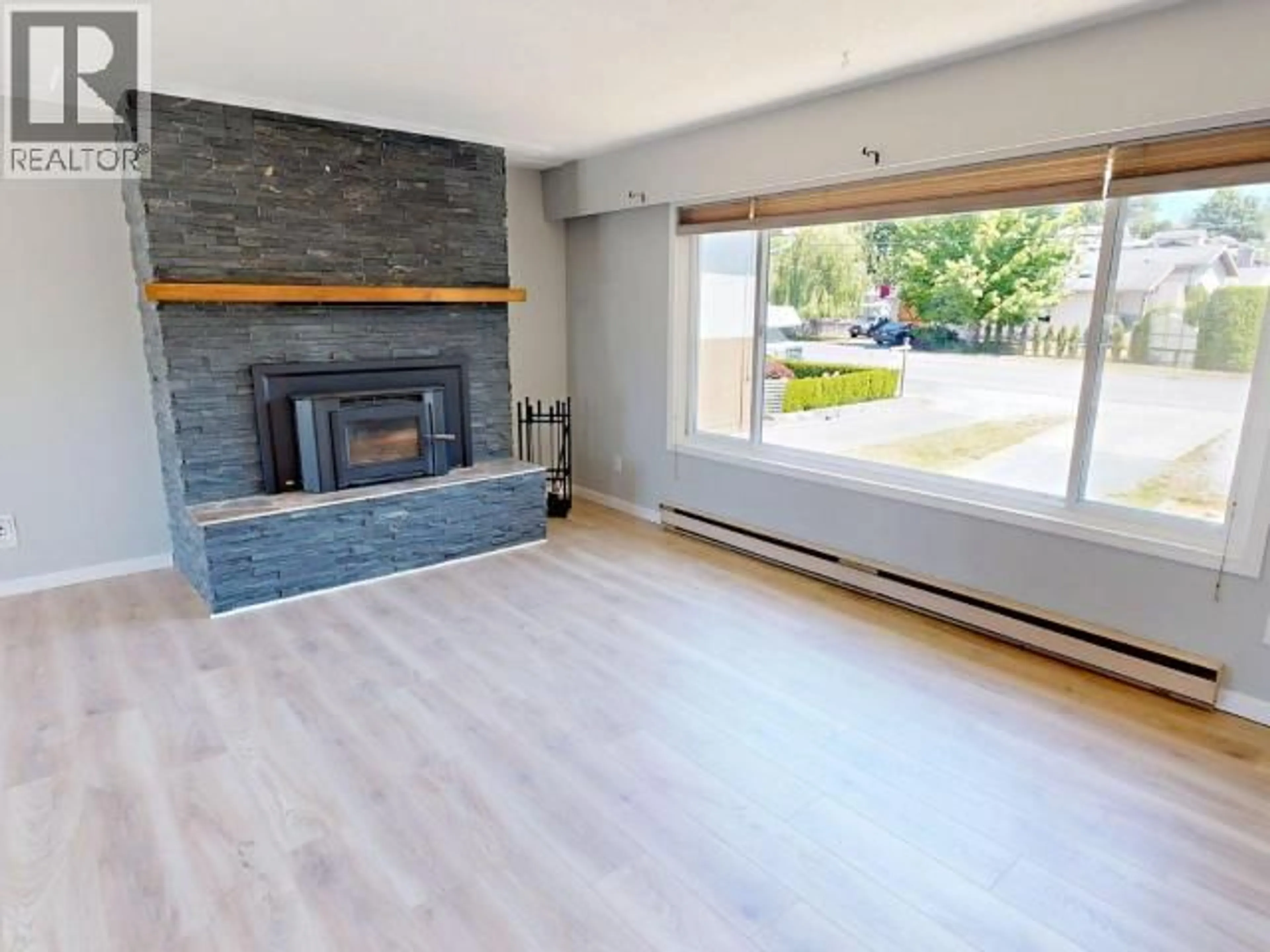 Living room with furniture, wood/laminate floor for 4783 ONTARIO AVE, Powell River British Columbia V8A5B9