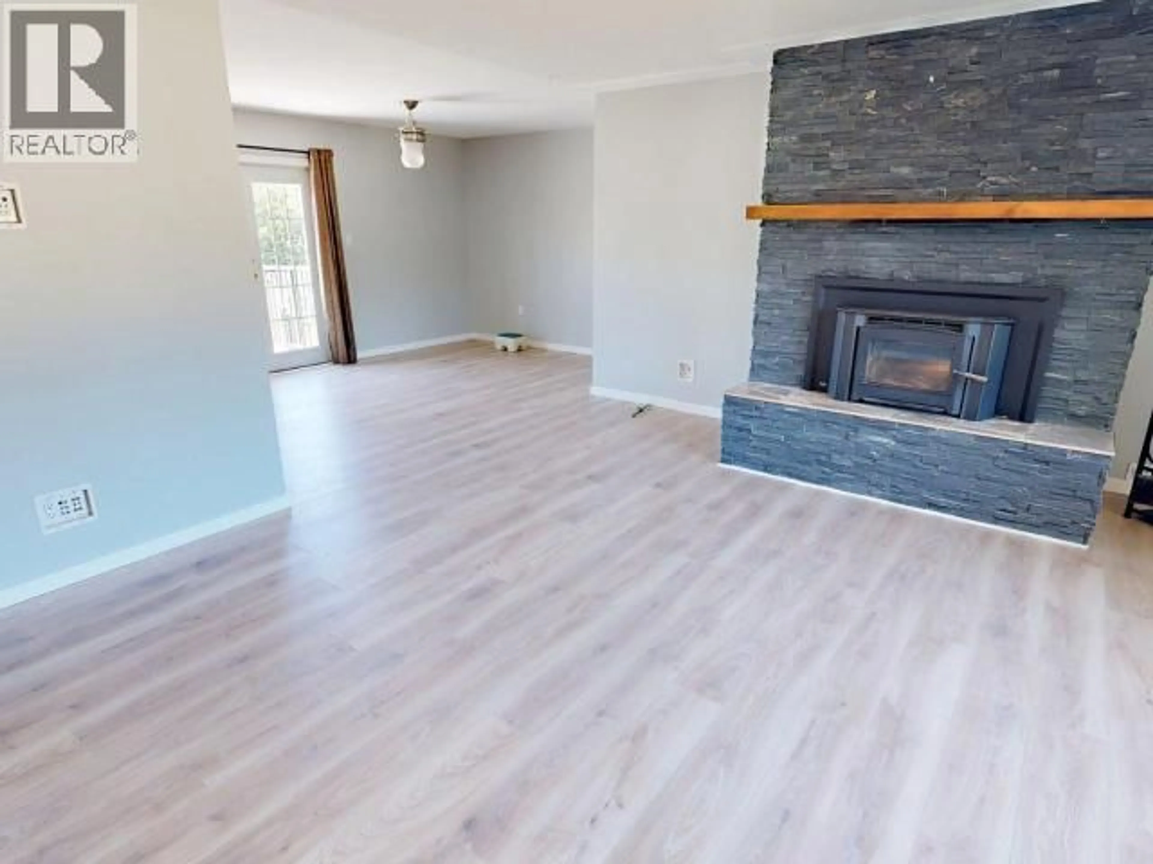 Living room with furniture, wood/laminate floor for 4783 ONTARIO AVE, Powell River British Columbia V8A5B9